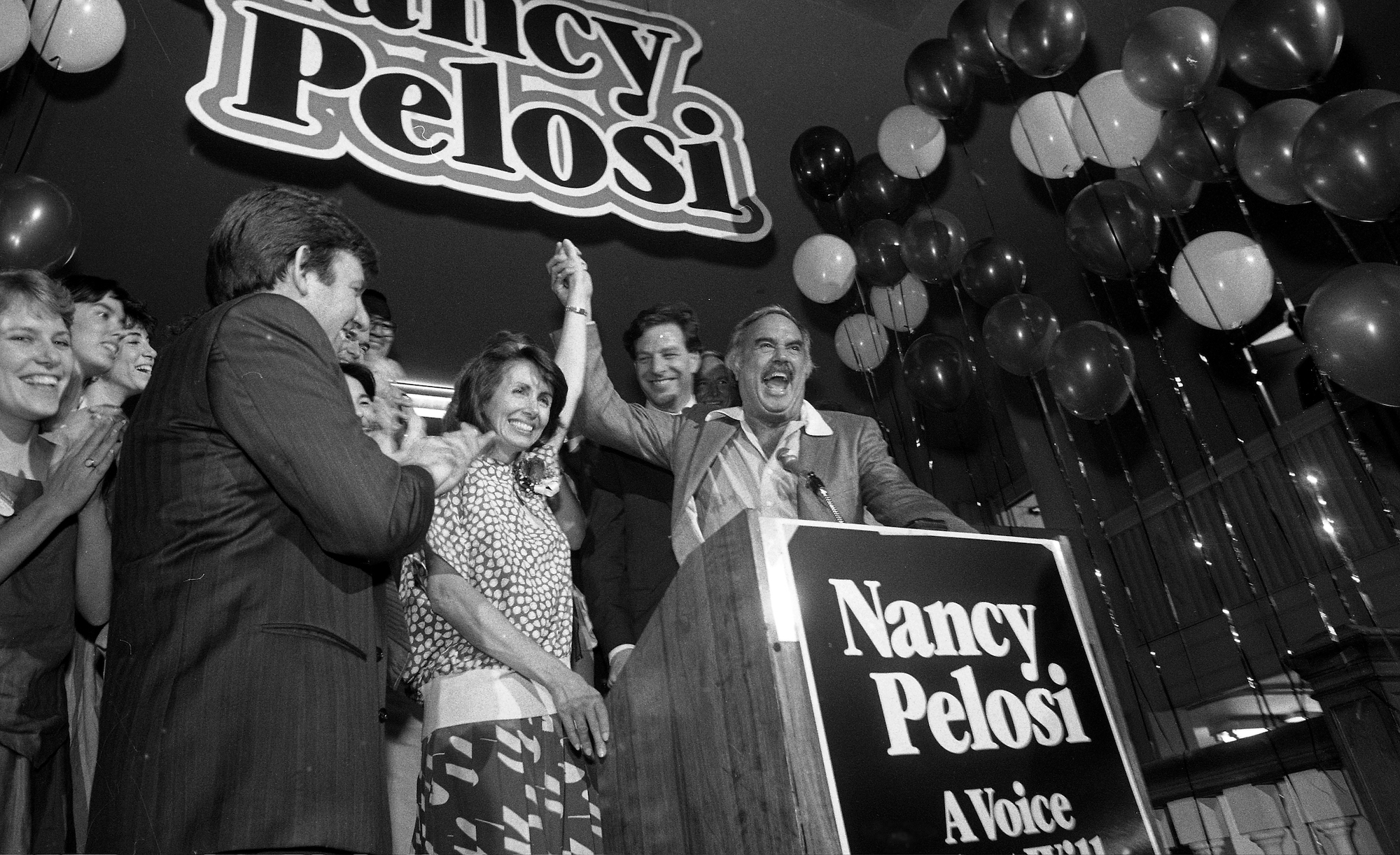 نانسي بيلوسي تحتفل ليلة الانتخابات في سان فرانسيسكو ، كاليفورنيا ، عام 1987. 