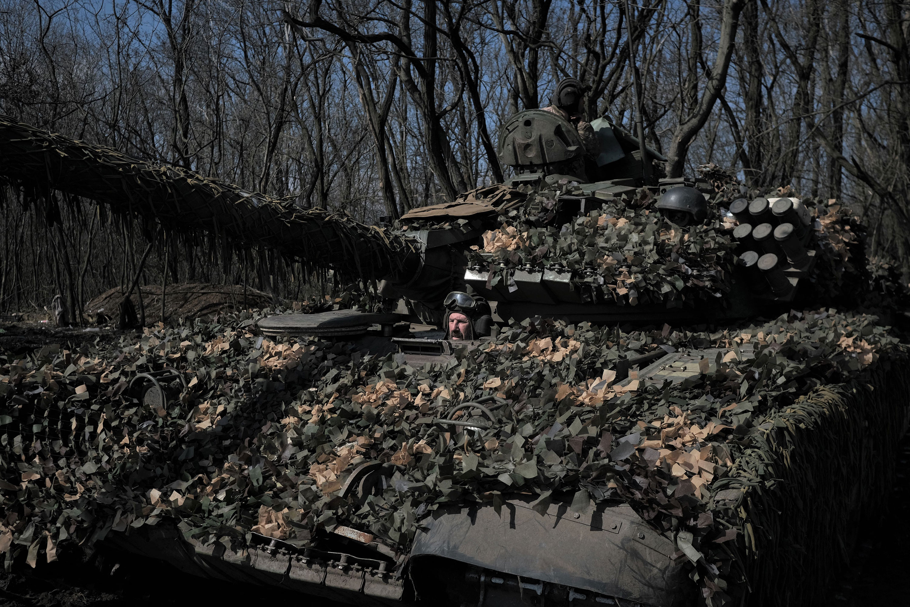 Ukrainian servicemen prepare to fire a T-72 tank on the front line near Bakhmut on March 26. 