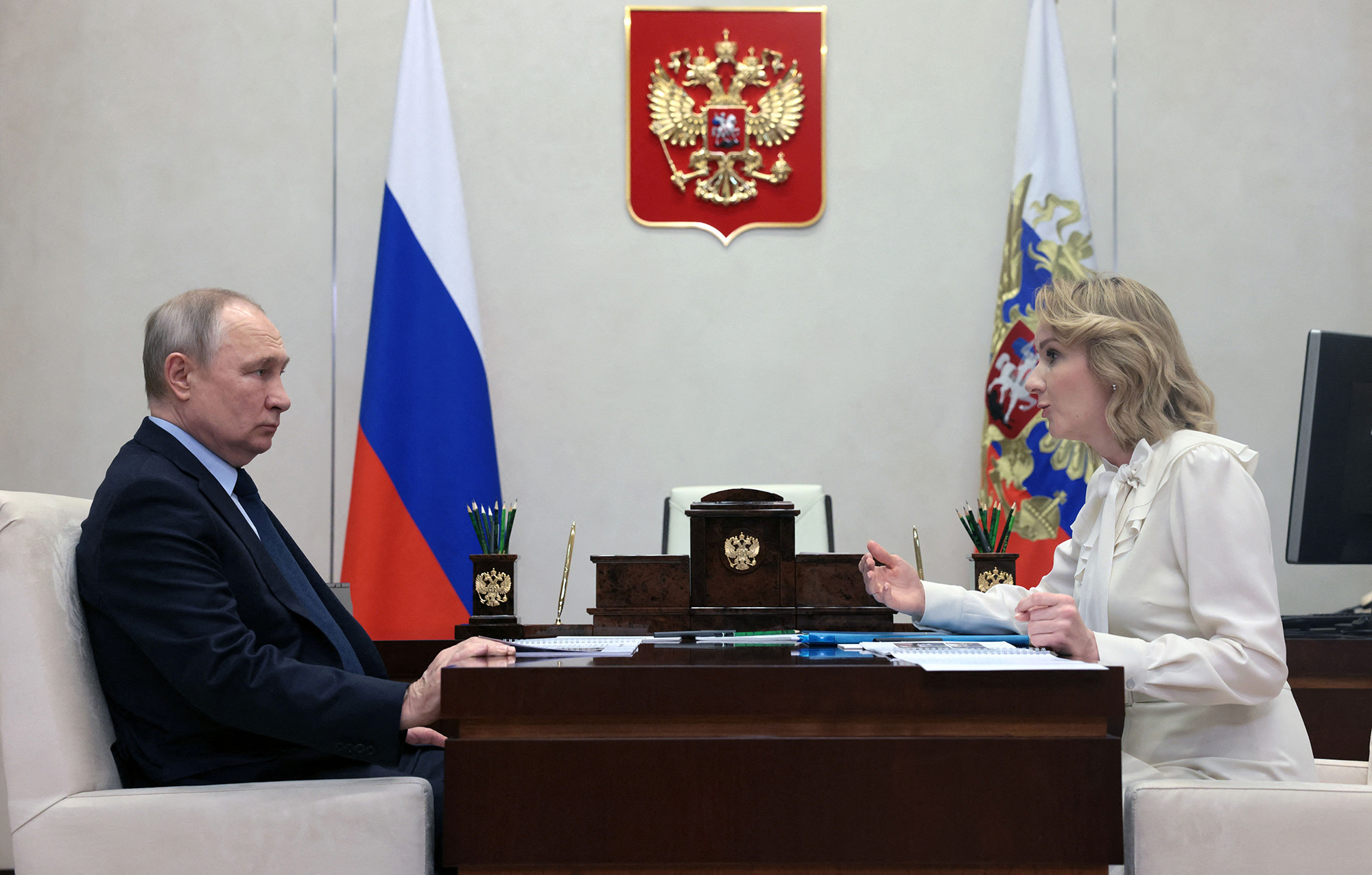 Presiden Rusia Vladimir Putin bertemu dengan Maria Lvova-Belova, komisaris hak anak Rusia, di kediaman negara Novo-Ogaryovo, di luar Moskow, Rusia, pada 16 Februari.