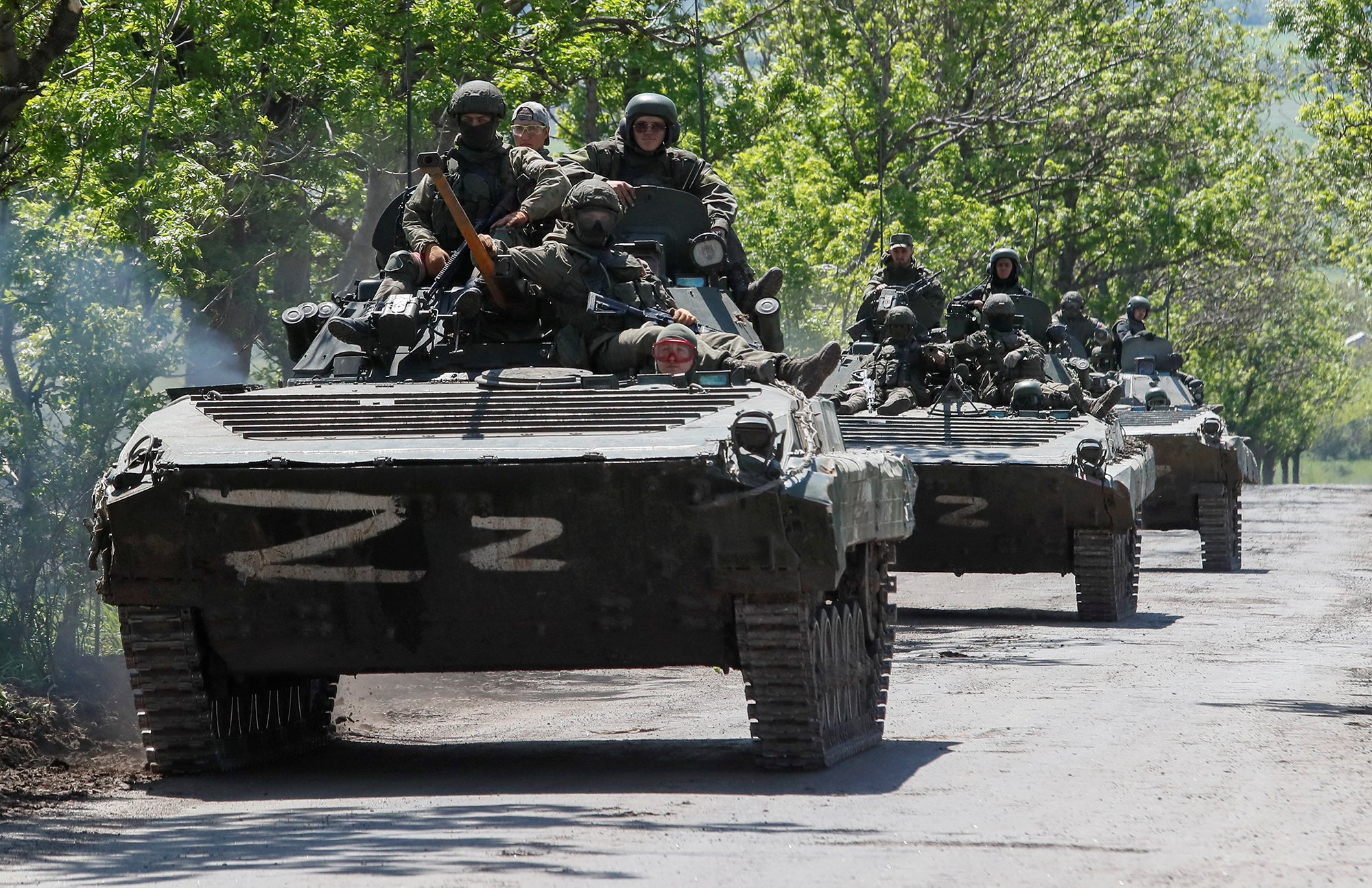 Um comboio de veículos blindados russos percorre uma estrada perto de Mariupol, na Ucrânia, em 20 de maio. 