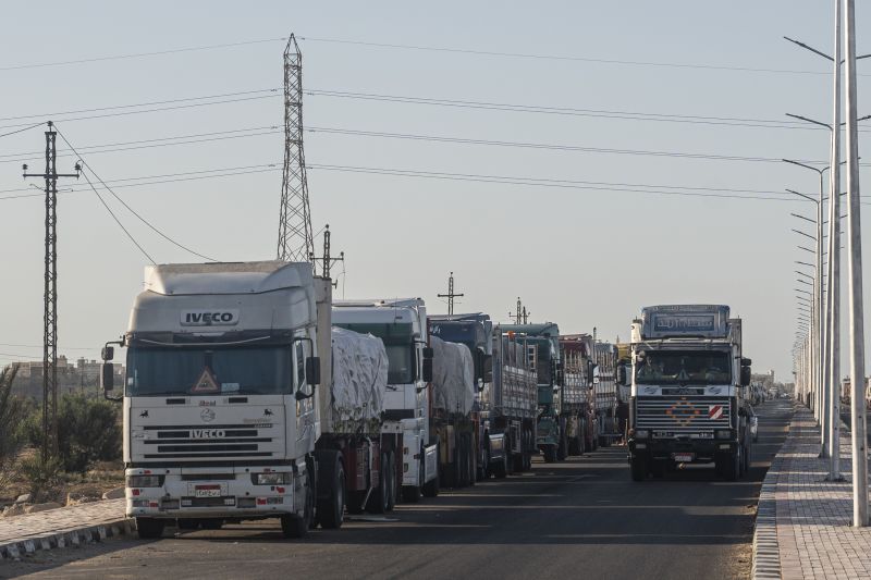 Gazze'ye yönelik malzeme yüklü yardım kamyonları, 8 Mayıs'ta sınırın kapanmasının ardından Mısır'ın El Ariş şehrinde bekliyor.
