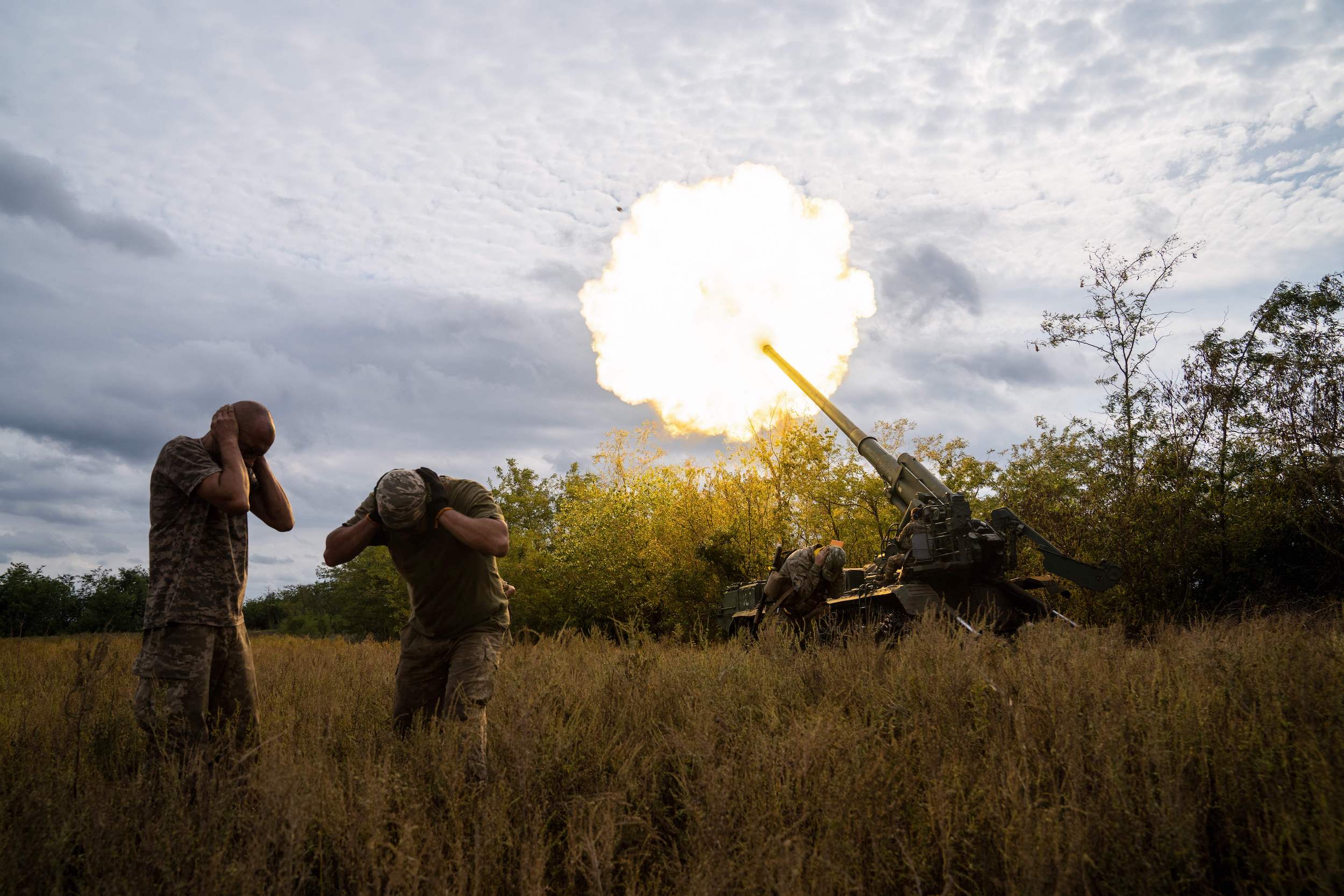 Ukrainian artillerymen fire a self-propelled cannon on the southern frontline, September 15.