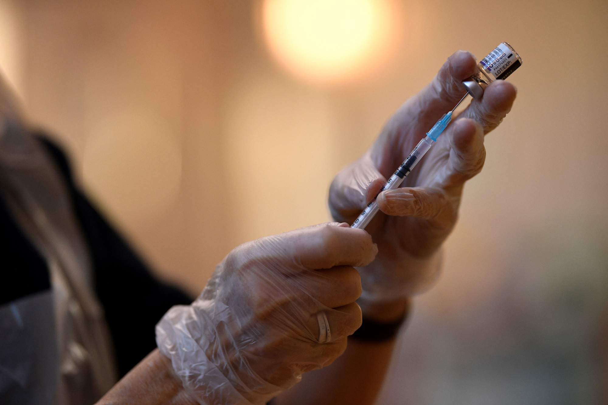La dosis de refuerzo de la vacuna Pfizer Covit-19 se extrajo el 15 de diciembre en una clínica de vacunación establecida en la Iglesia de St. Columba en Sheffield, Inglaterra.