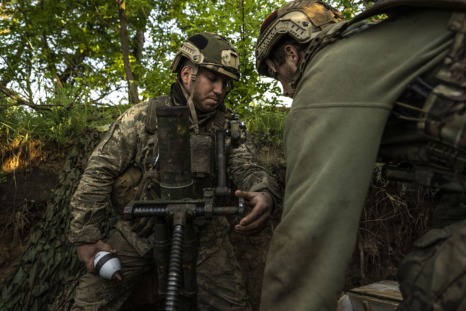 Ukrainian soldiers prepare to fire on Russian positions in Donetsk, Ukraine, on June 2. 