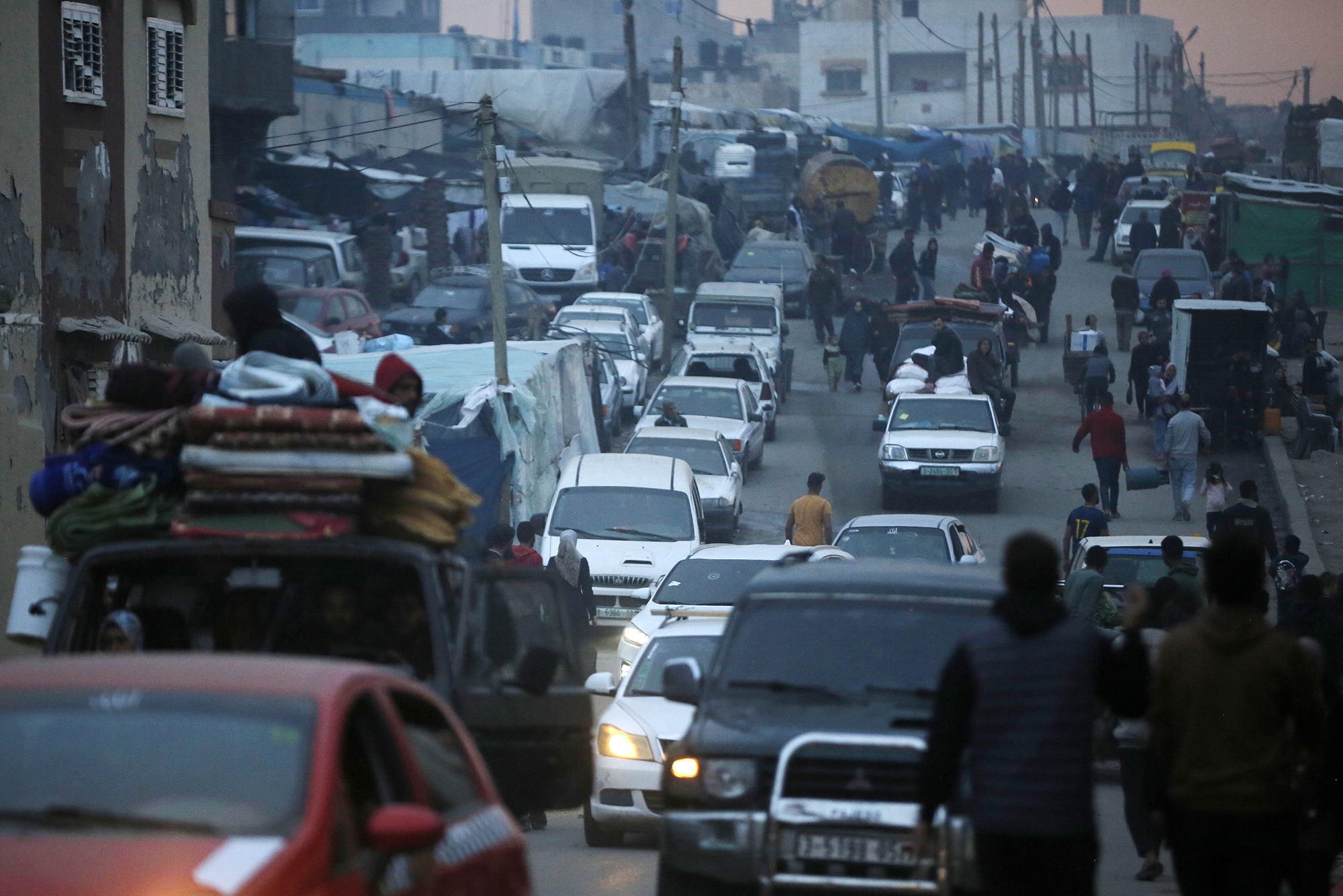 Una calle llena de automóviles, mientras los palestinos migran hacia Deir al-Balah, debido a los continuos e intensificados ataques israelíes contra Rafah, Gaza, el 13 de febrero.