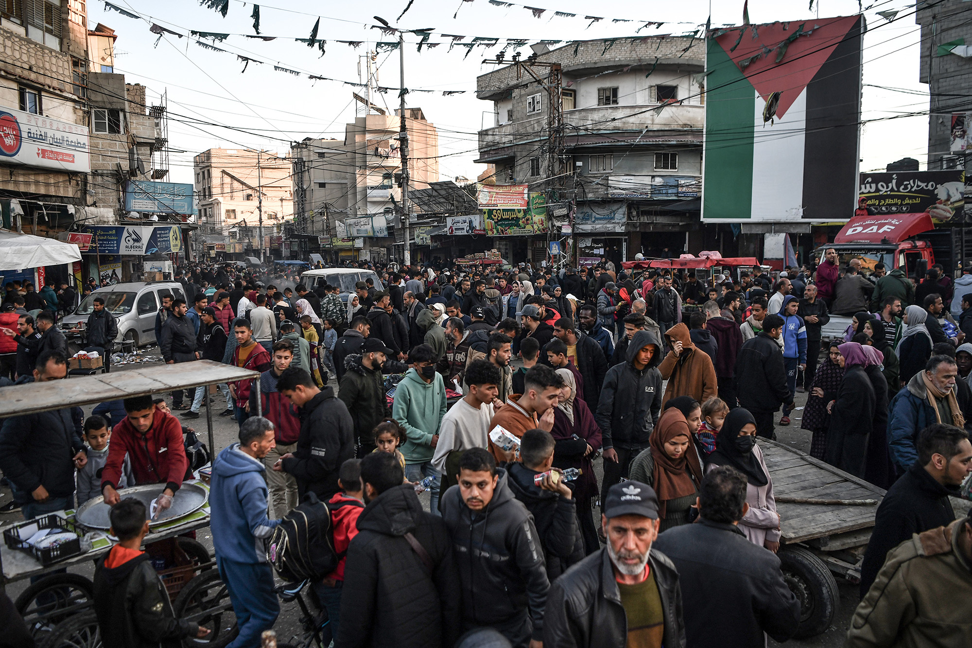Los palestinos se agolpan en las calles de Rafah, Gaza, el 10 de febrero de 2024.