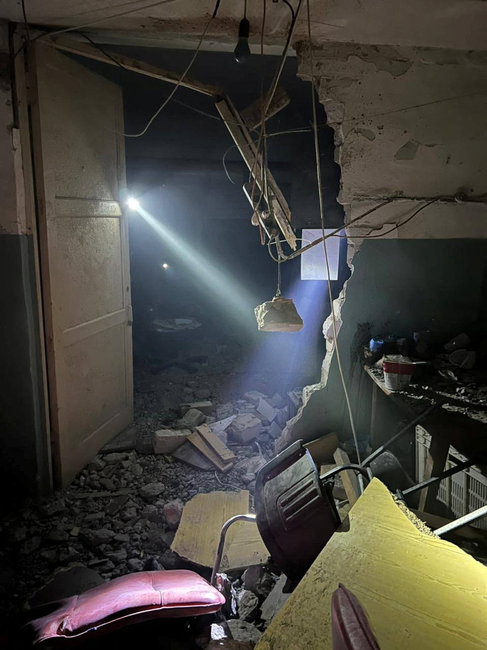 Ukrayna'nın Mariupol kentindeki hava saldırılarından sonra ağır hasar gören Asovstal çelik fabrikasının bir videosu, 3 Mayıs'ta yayınlanan bir videoda mevcut.