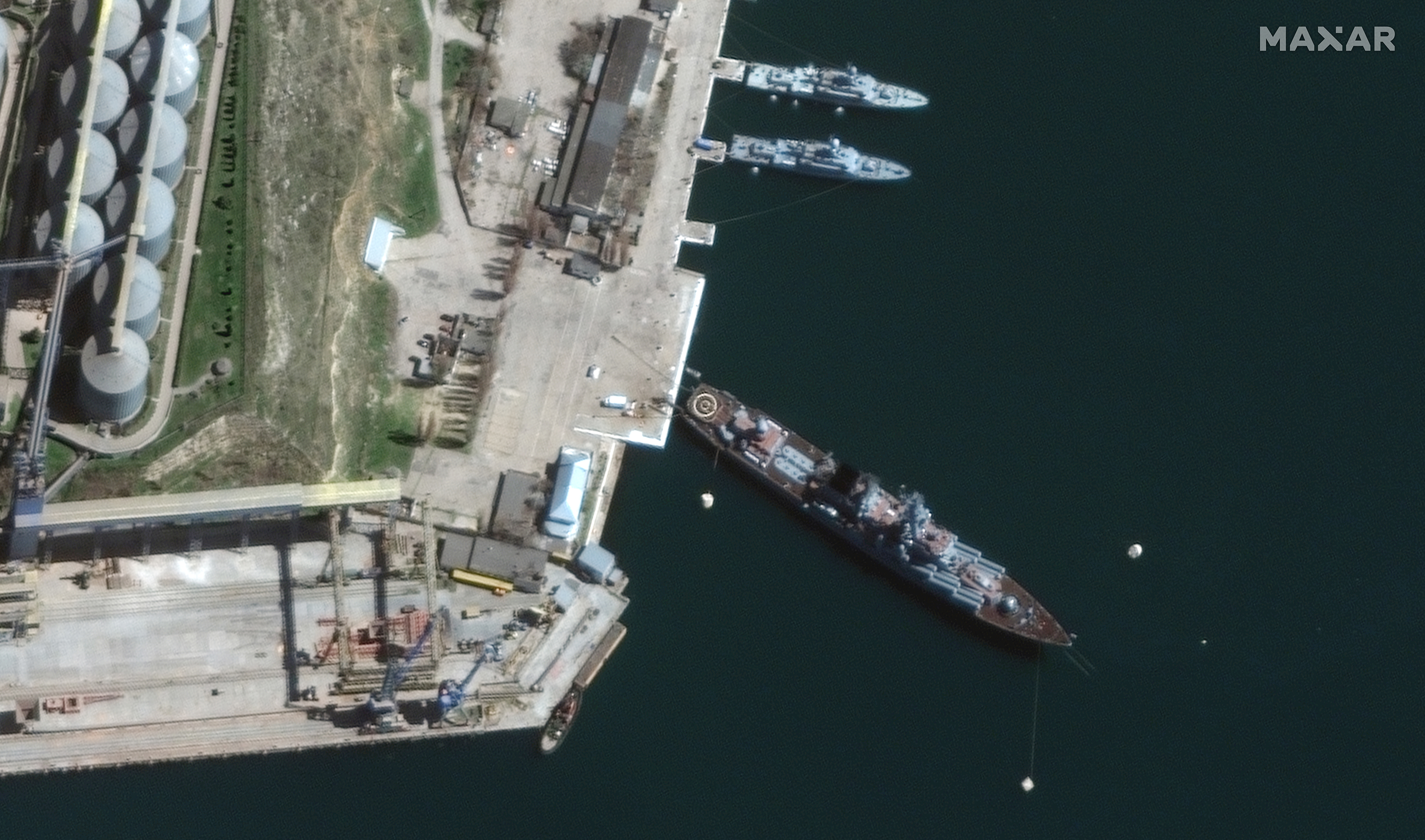 在这张 4 月 7 日的卫星图像中，可以看到俄罗斯军舰莫斯科号停靠在克里米亚的塞瓦斯托波尔。