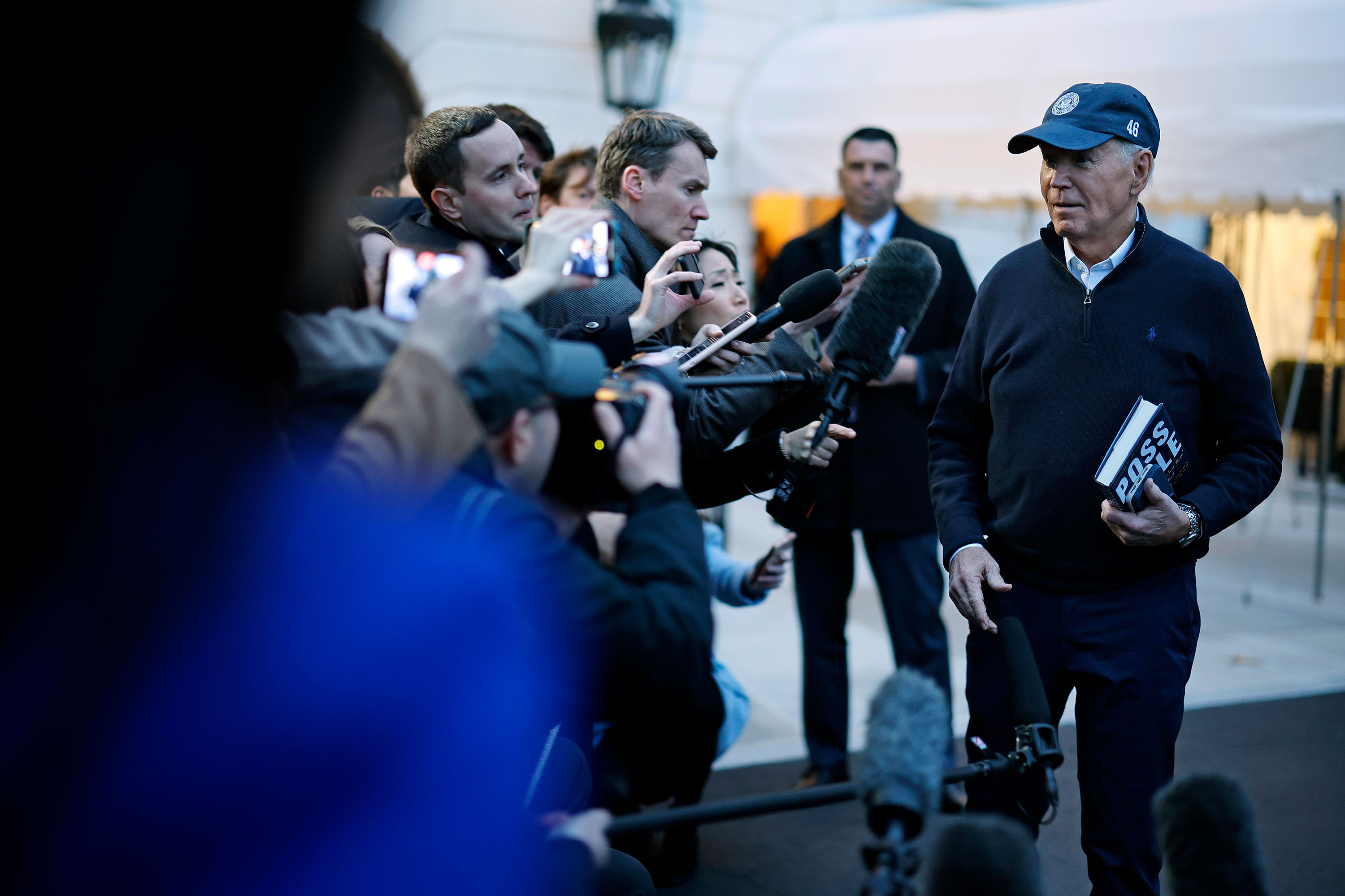 El presidente de Estados Unidos, Joe Biden, se detiene para hablar con los periodistas cuando sale de la Casa Blanca el 1 de marzo.