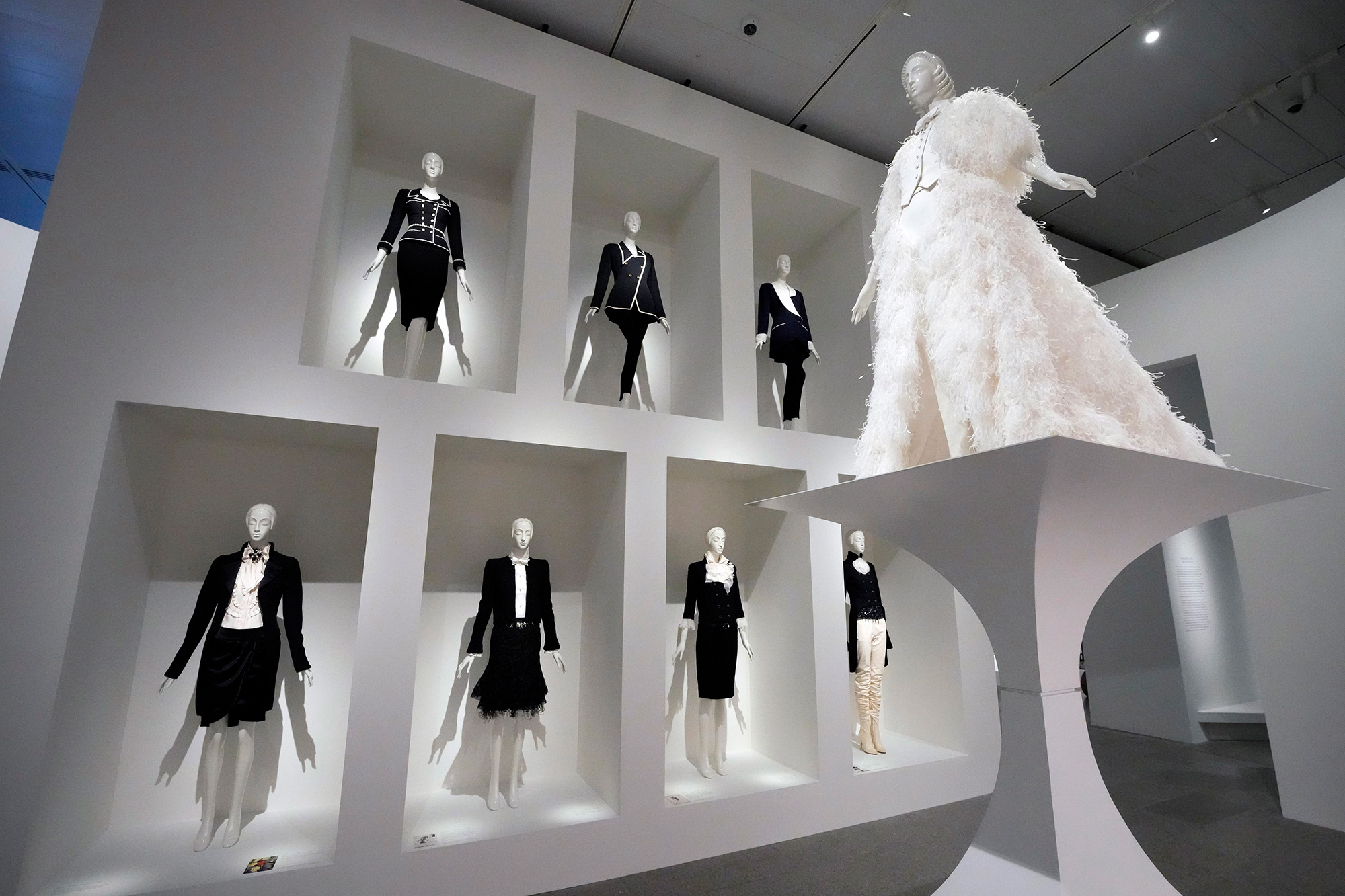 Chanel showcases last Karl Lagerfeld collection at Paris Fashion Week - BBC  News