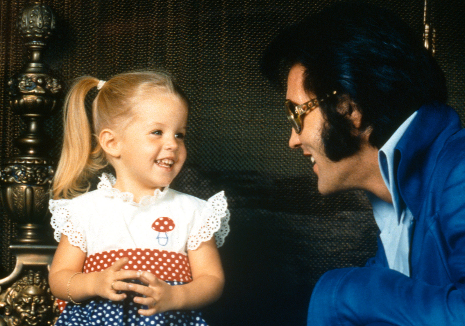 1973 में लिसा मैरी प्रेस्ली अपने पिता एल्विस प्रेस्ली के साथ। 