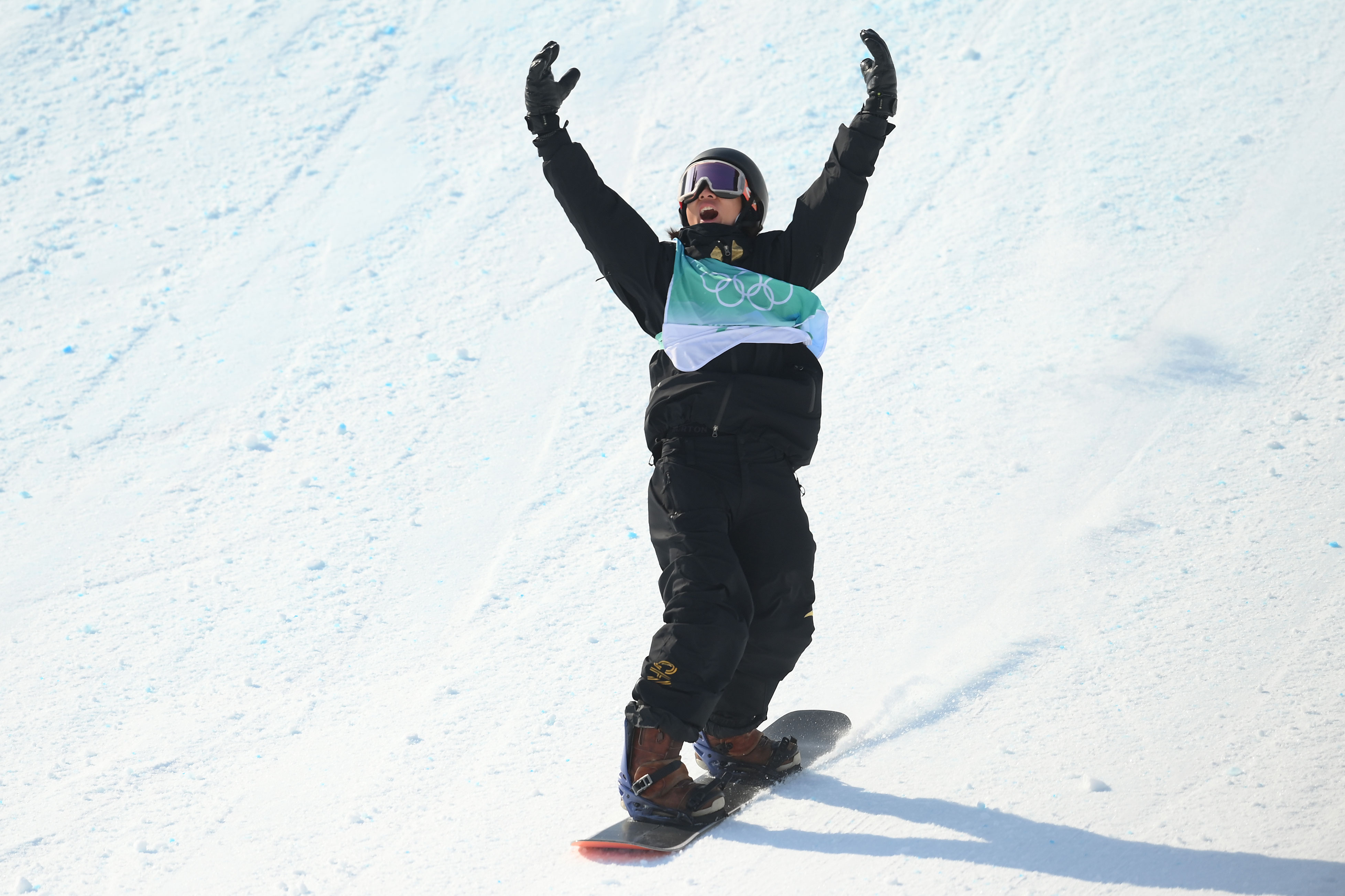 Su Yiming celebrates after his gold medal run at the men's snowboard big air final on Tuesday.