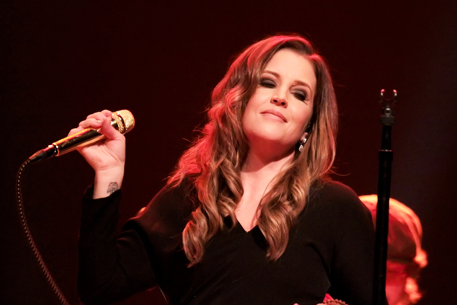 लिसा मैरी प्रेस्ली 10 नवंबर, 2012 को अटलांटिक सिटी न्यू जर्सी में ट्रम्प ताजमहल में संगीत कार्यक्रम में प्रदर्शन करती हैं।