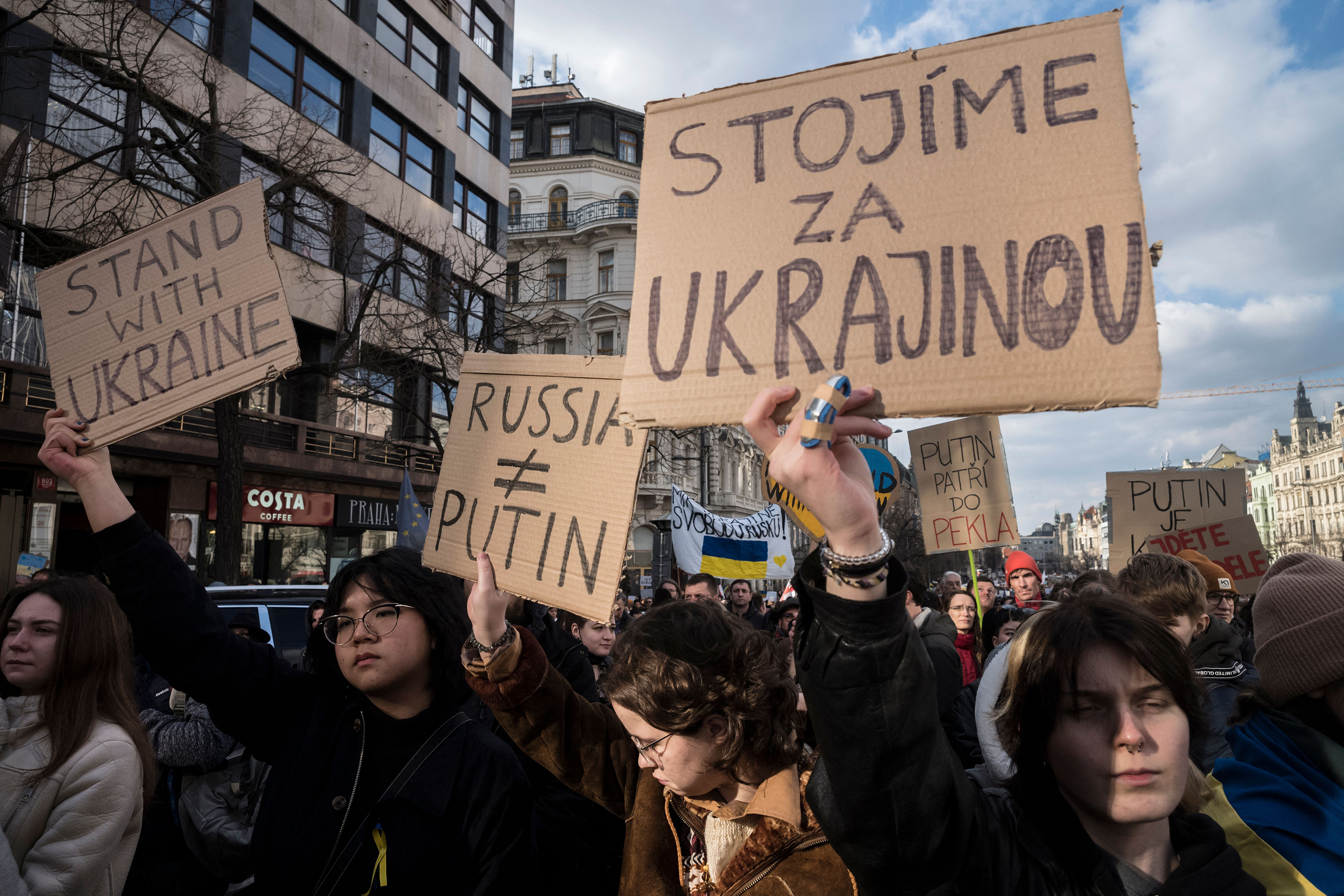 Διαδηλωτές στην Πράγα της Τσεχίας συμμετέχουν σε διαμαρτυρία ενάντια στη ρωσική εισβολή στην Ουκρανία στις 26 Φεβρουαρίου. 