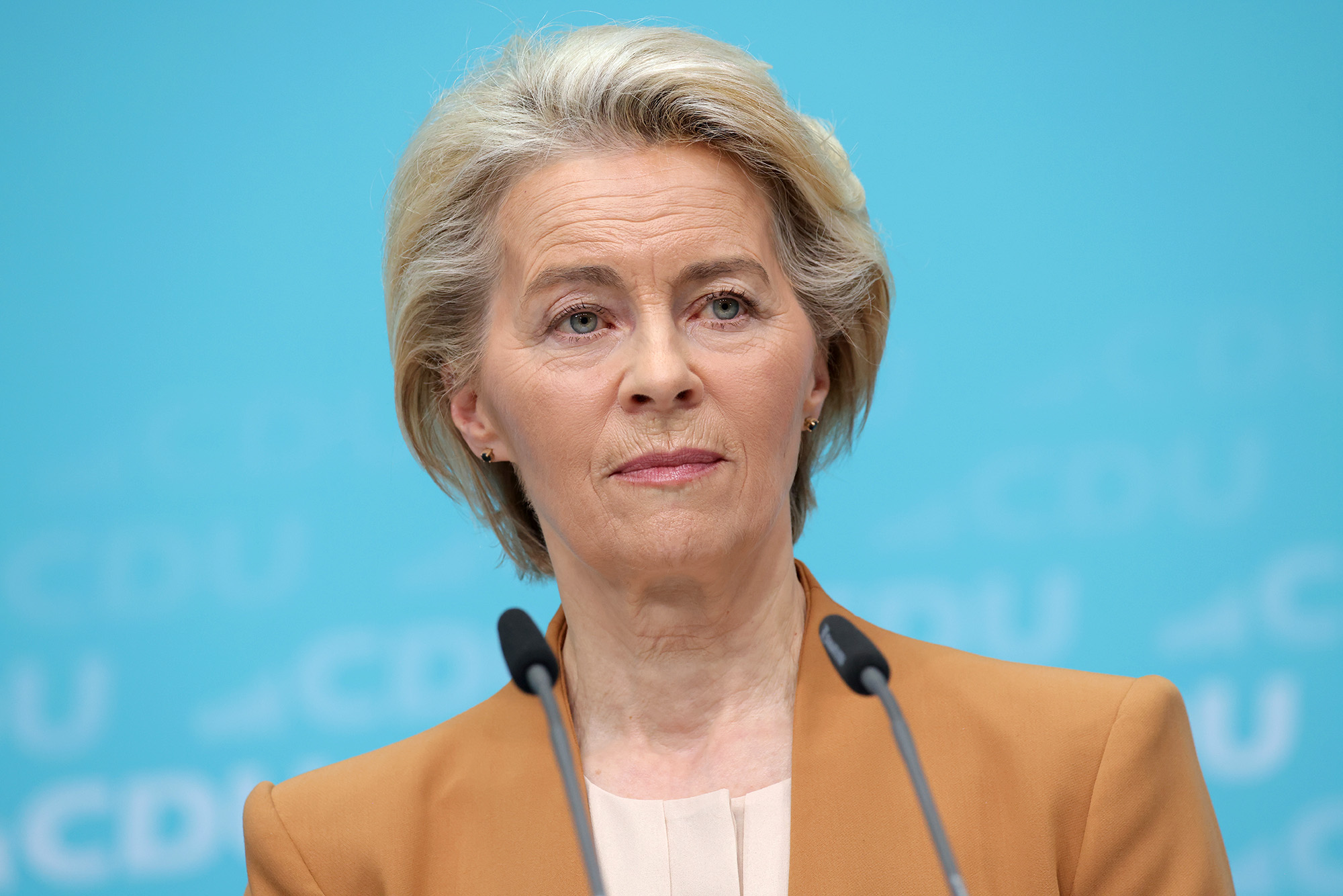 Ursula von der Leyen, presidenta de la Comisión Europea, habla con los medios en la sede de la CDU el 19 de febrero de 2024 en Berlín, Alemania.
