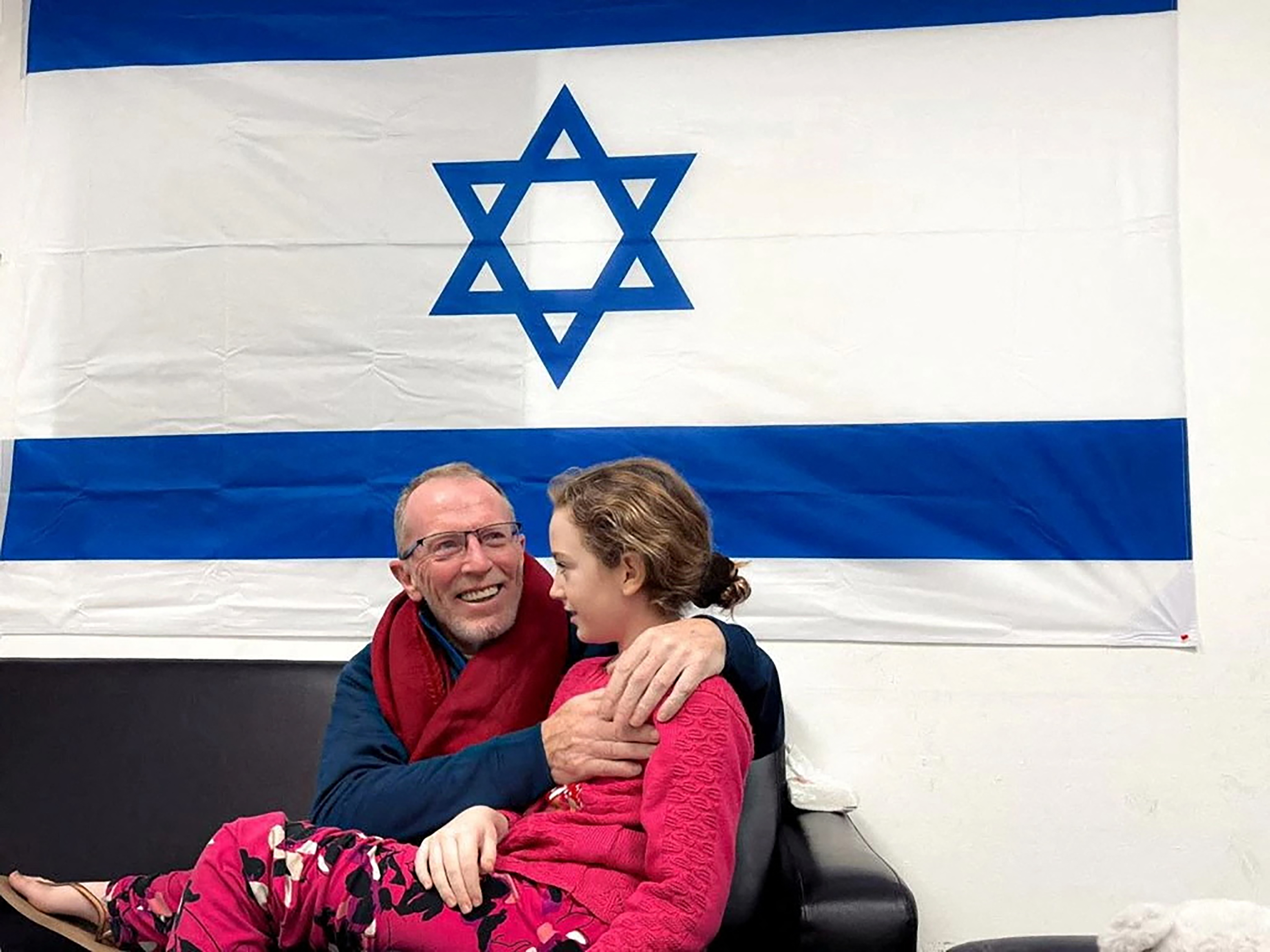 Emily Hand, quien fue secuestrada por hombres armados de Hamas durante el ataque del 7 de octubre contra Israel, se reúne con su padre Thomas Hand después de ser liberado como parte de un acuerdo de intercambio de rehenes y prisioneros entre Hamas e Israel en medio de una tregua temporal el 26 de noviembre. 