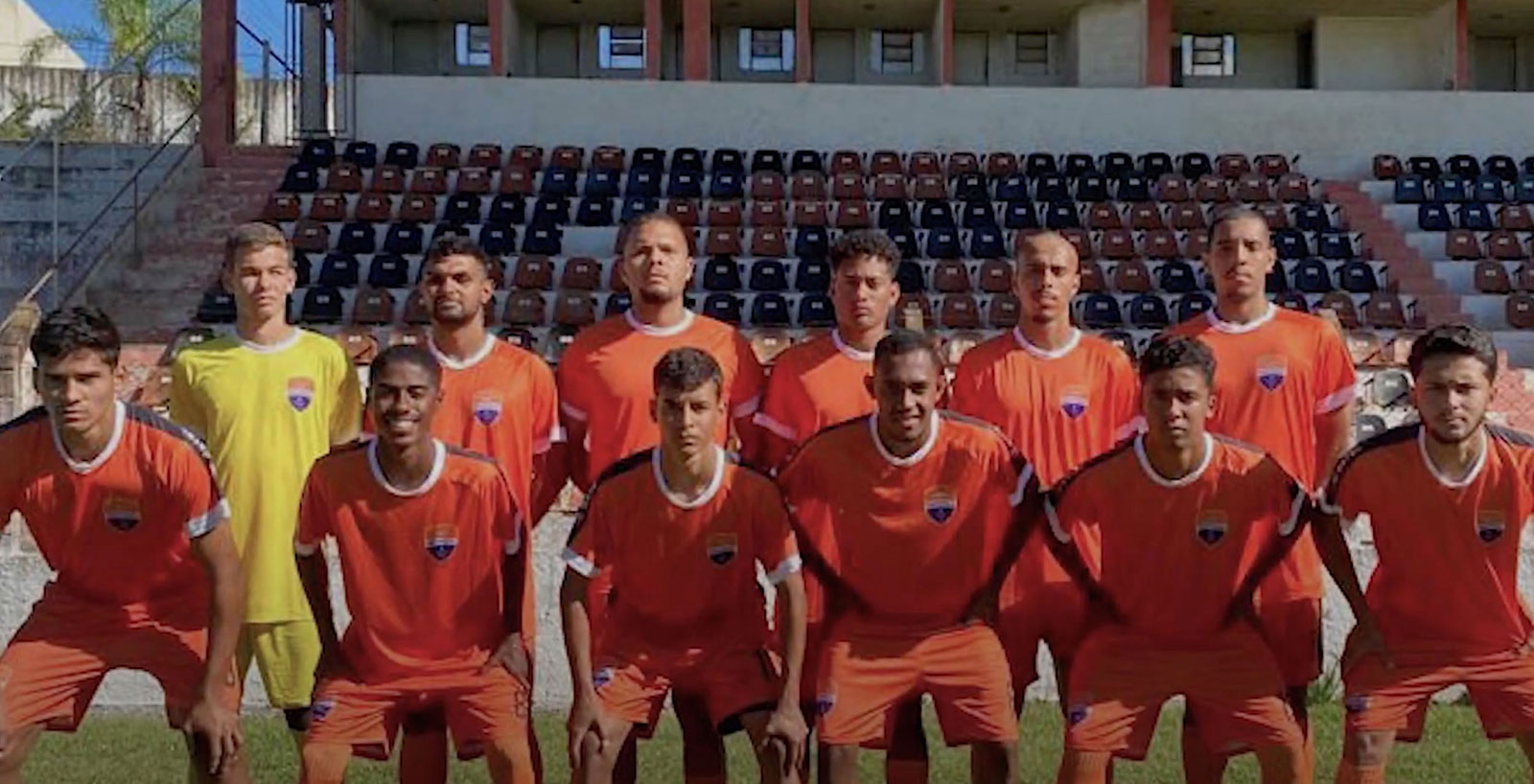 For the next six games, and maybe beyond, Associação Atlética Batel is changing its name to FC Mariupol, adopting the orange shirts of the Ukrainian side as well as its crest and logo.