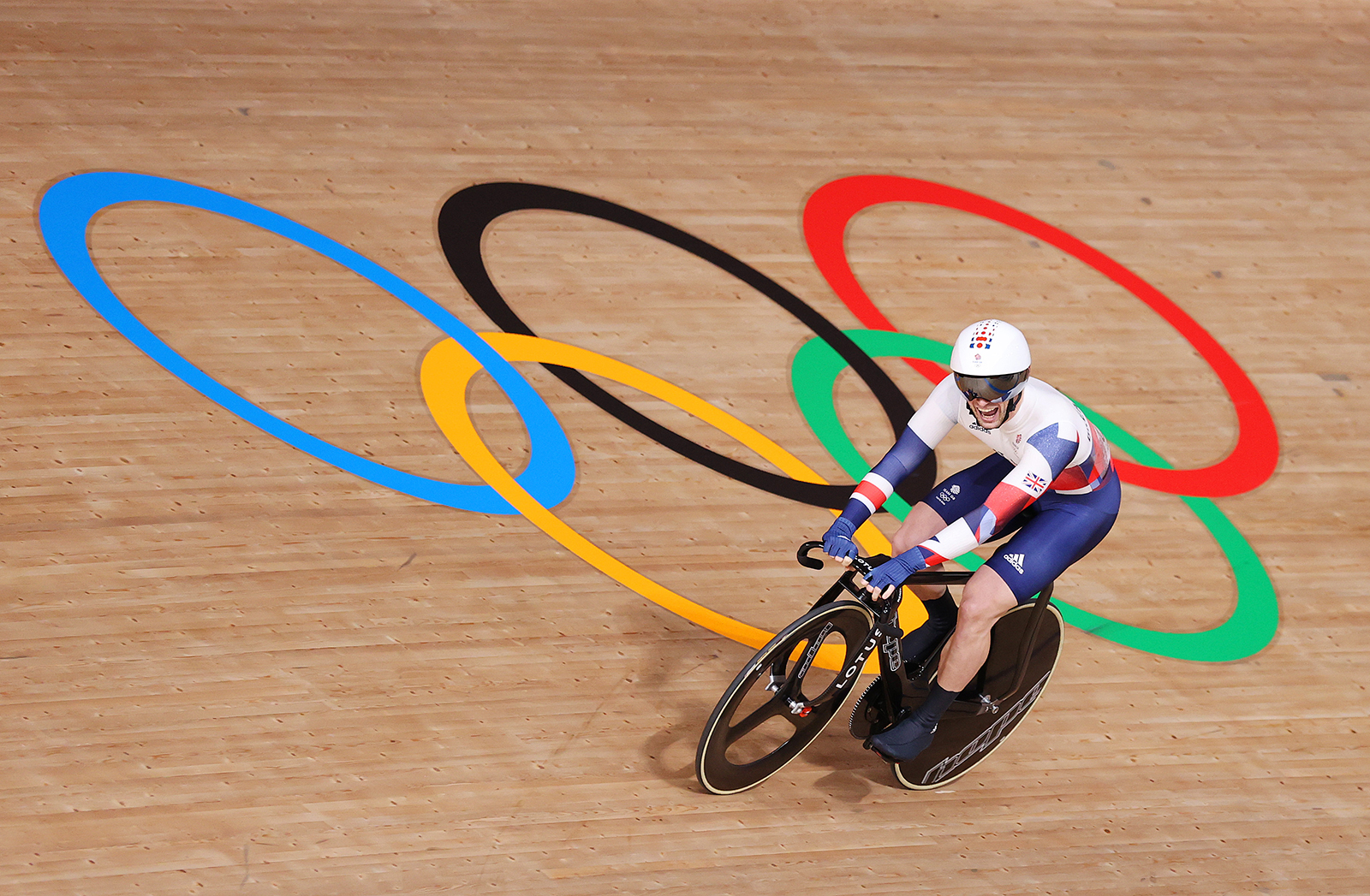 Great Britain's Jason Kenny celebrates winning the gold medal during the keirin final on Sunday.