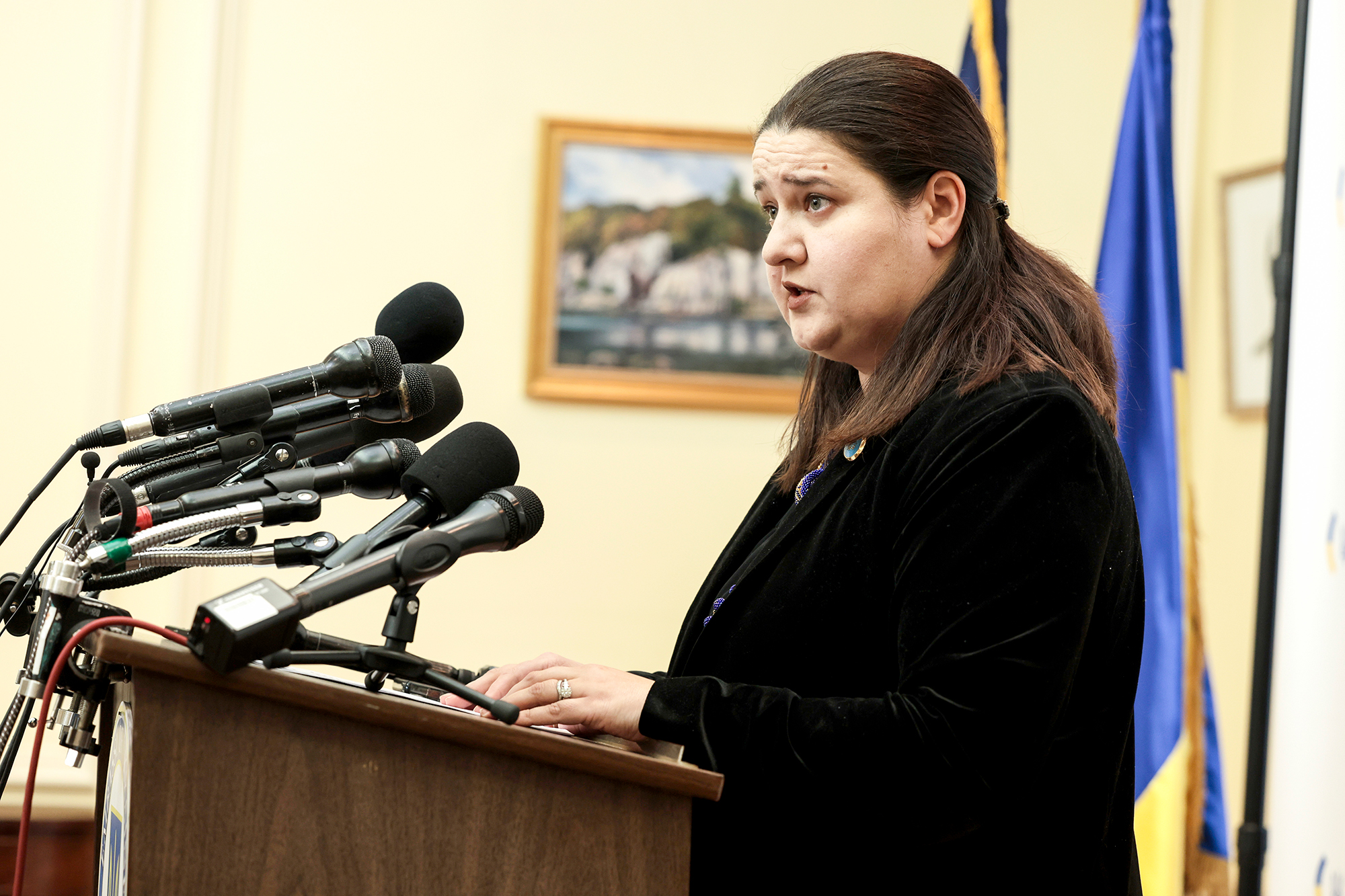 La embajadora de Ucrania en los Estados Unidos, Oksana Markarova, habla en una conferencia de prensa el 25 de febrero en Washington, DC. 