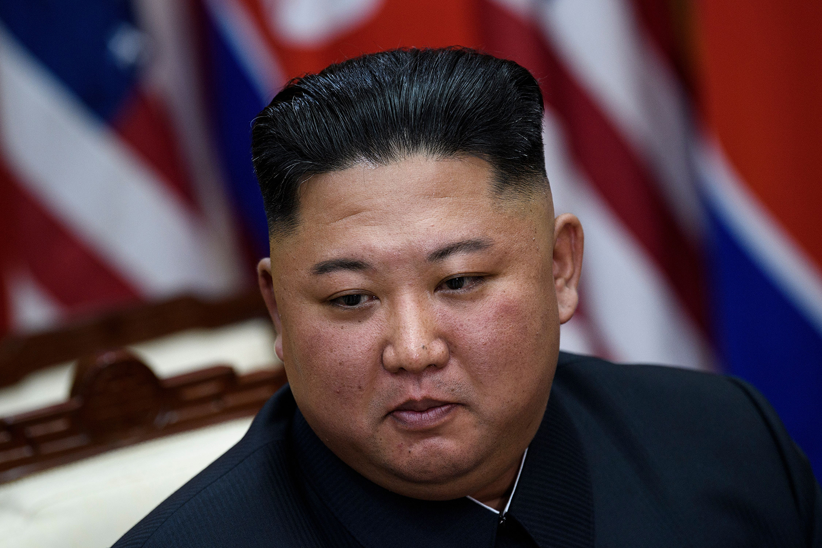 رهبر کره شمالی کیم جونگ-اون قبل از دیدار با دونالد ترامپ ، رئیس جمهور ایالات متحده در ضلع جنوبی خط مرزبندی نظامی که کره شمالی و جنوبی را تقسیم می کند ، در منطقه مشترک امنیتی (JSA) Panmunjom در منطقه غیرنظامی (DMZ) در ژوئن 30 ، 2019. 