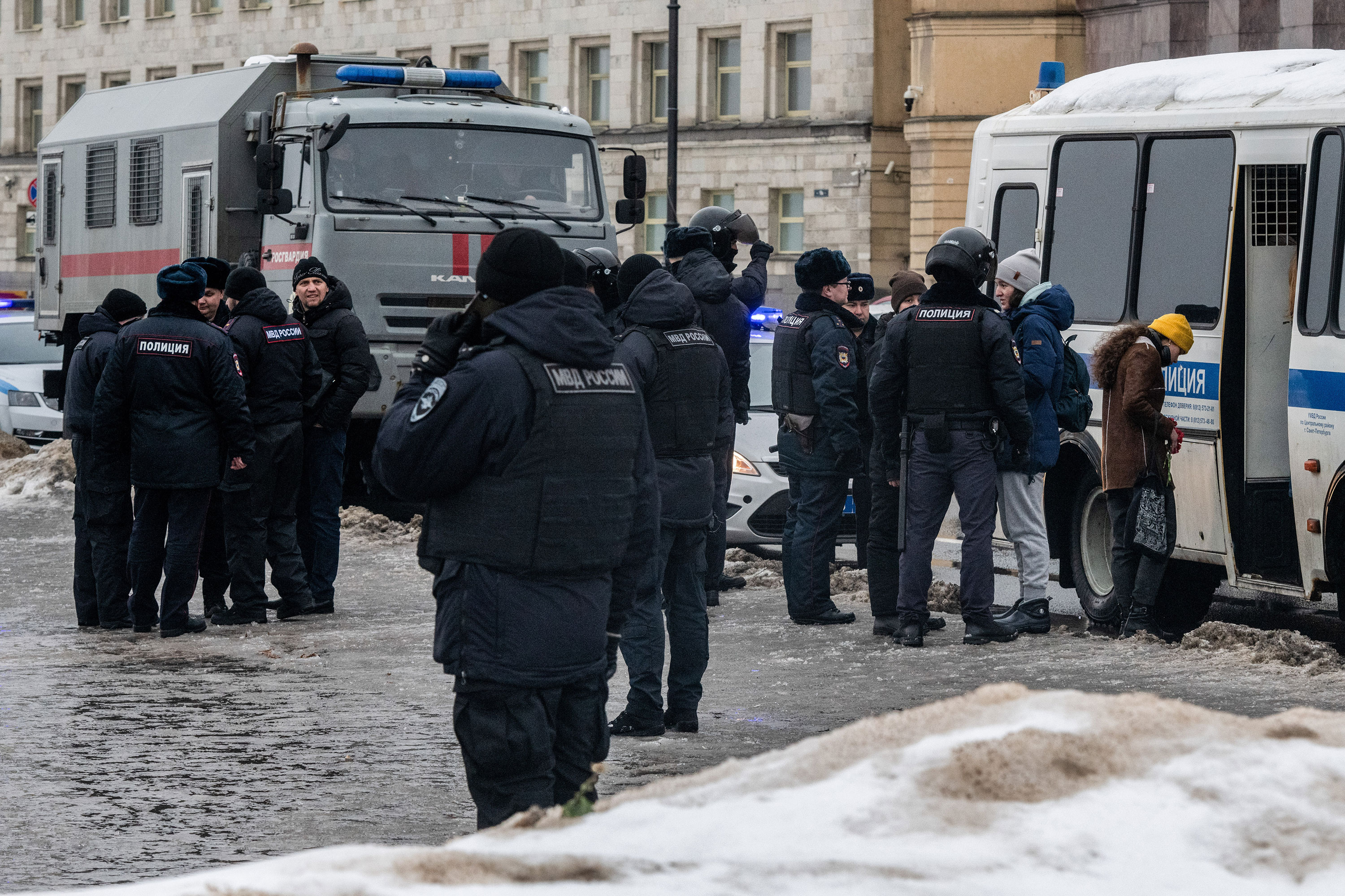 La policía detiene a personas después de depositar flores en un monumento a las víctimas de la represión política en honor a Alexey Navalny en San Petersburgo, Rusia, el 17 de febrero.