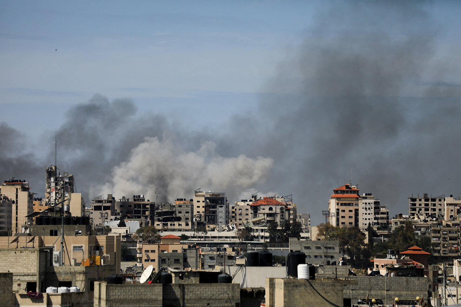 Smoke rises during an Israeli raid at Al Shifa Hospital in Gaza and the area around it on March 21.