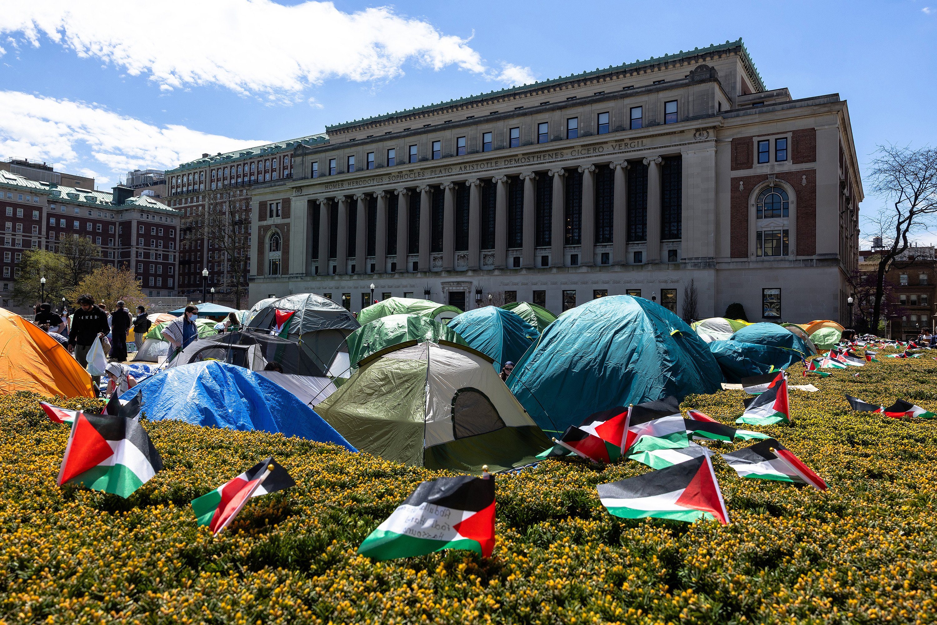 4月24日，学生示威者占领纽约市哥伦比亚大学西草坪的亲巴勒斯坦“加沙团结营地”。