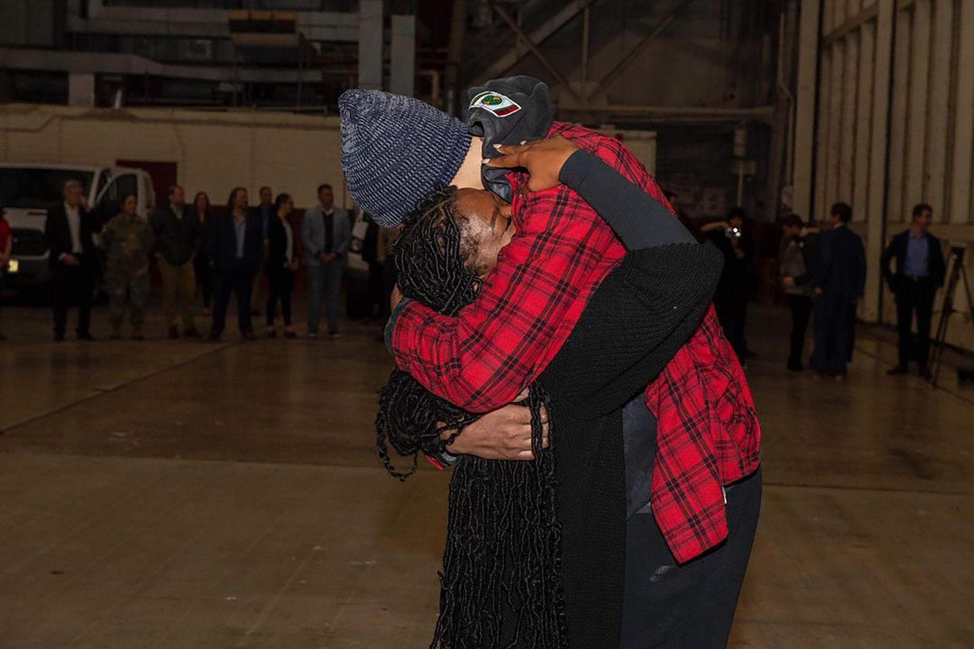 Brittney Griner memeluk istrinya Cherelle setelah tiba di Joint Base San Antonio-Lackland di San Antonio, Texas, pada 9 Desember.