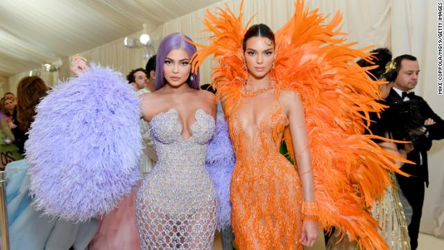 2) Emily Ratajkowski wore this feathery headpiece to the Met Gala