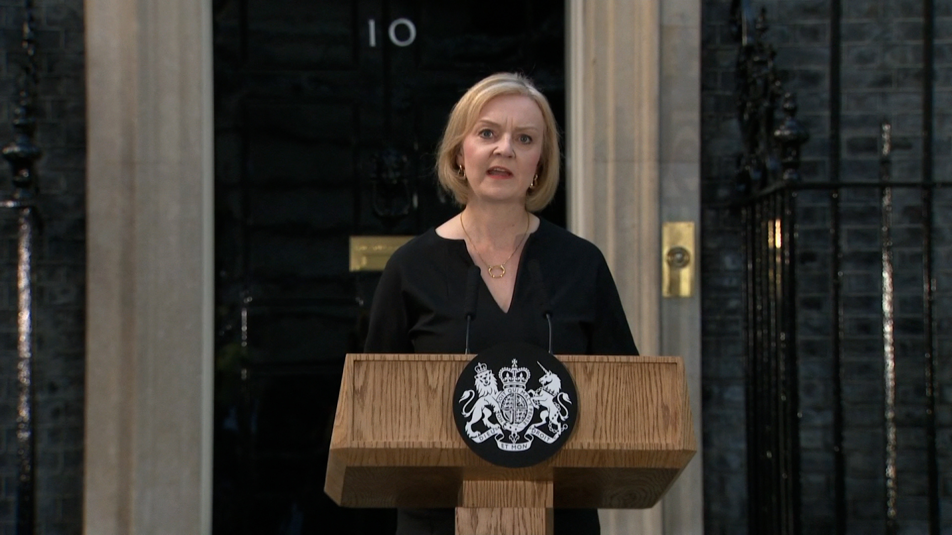 Премьер министр королевы. Премьер министр Великобритании Лиз трас. Премьер-министр Великобритании Лиз трасс. Премьер министр Англии женщина 2022.