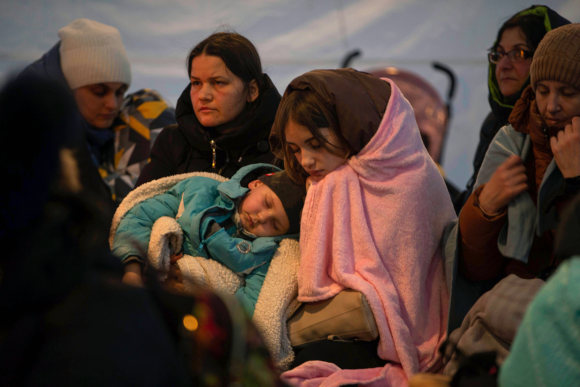 O governo polonês diz que pelo menos 964.000 refugiados fugiram da Ucrânia para a Polônia.