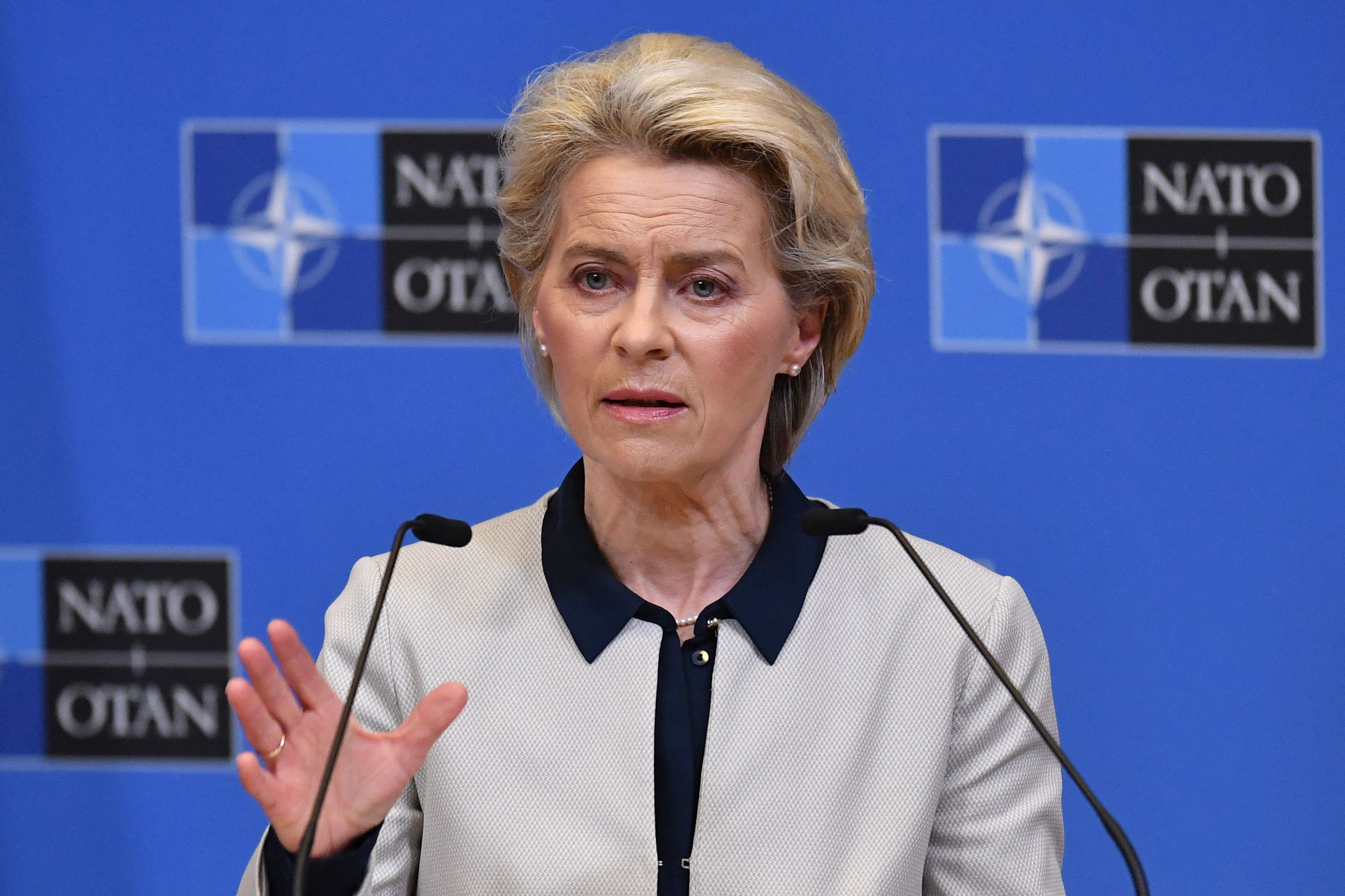 La presidente della Commissione europea Ursula von der Leyen tiene una conferenza stampa sull'azione militare russa in Ucraina il 24 febbraio, dopo i colloqui con il presidente del Consiglio europeo e il segretario generale della NATO presso la sede della NATO a Bruxelles, in Belgio.