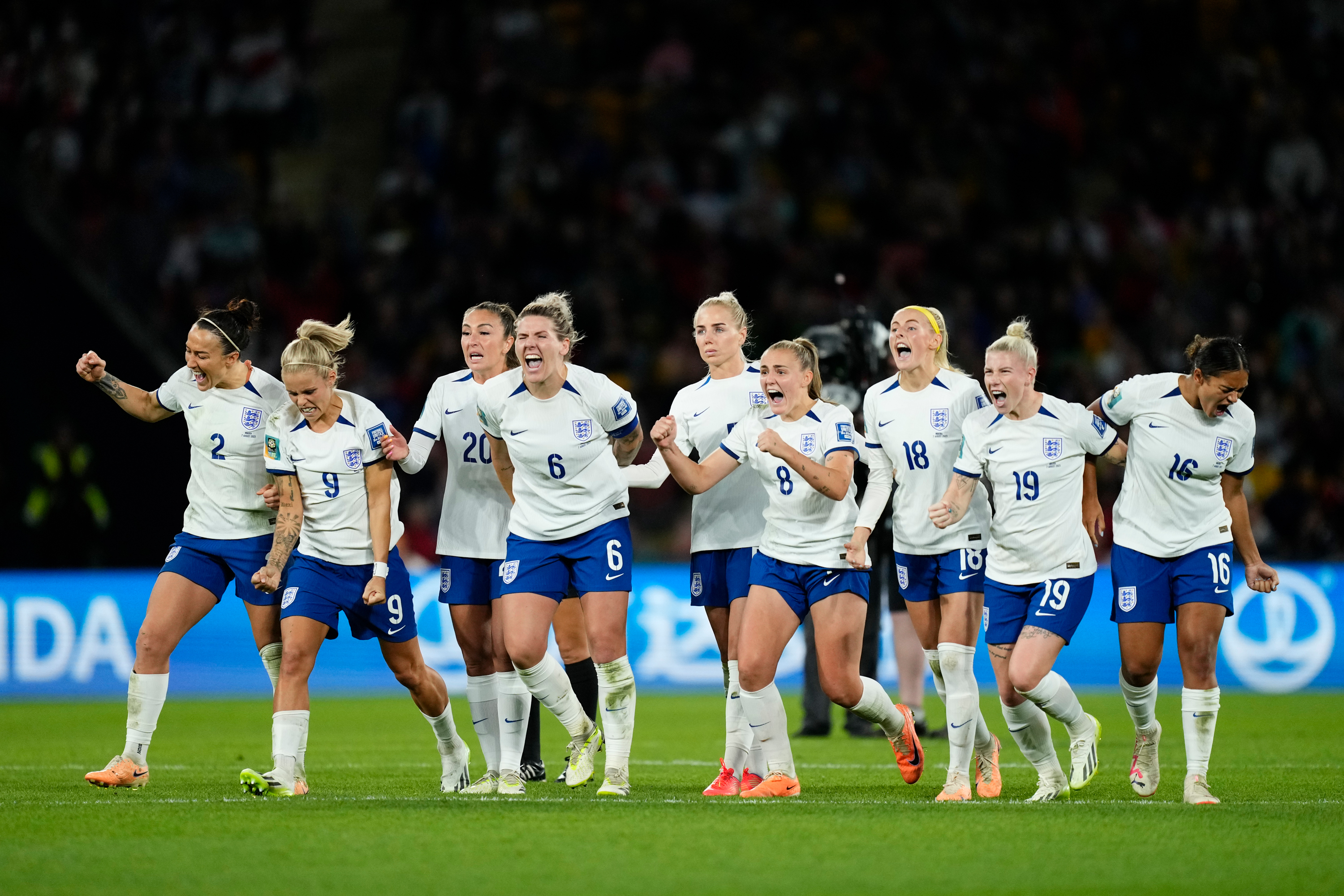 Inglaterra celebra su victoria sobre Nigeria en el Brisbane Stadium el 7 de agosto en Brisbane, Australia.