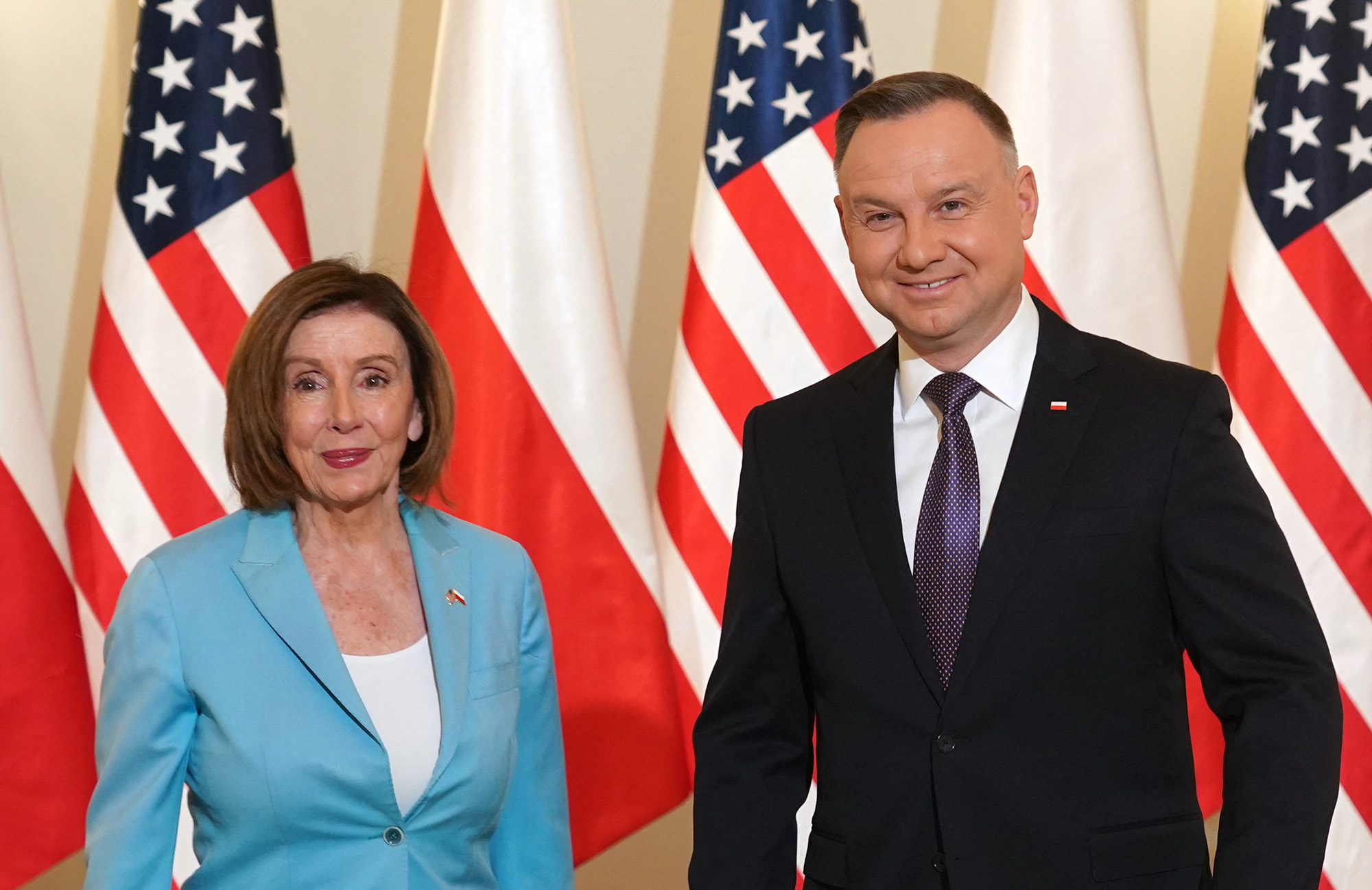 5月2日，在波兰华沙，美国众议院议长南希·佩洛西站在波兰总统安杰伊·杜达旁边。
