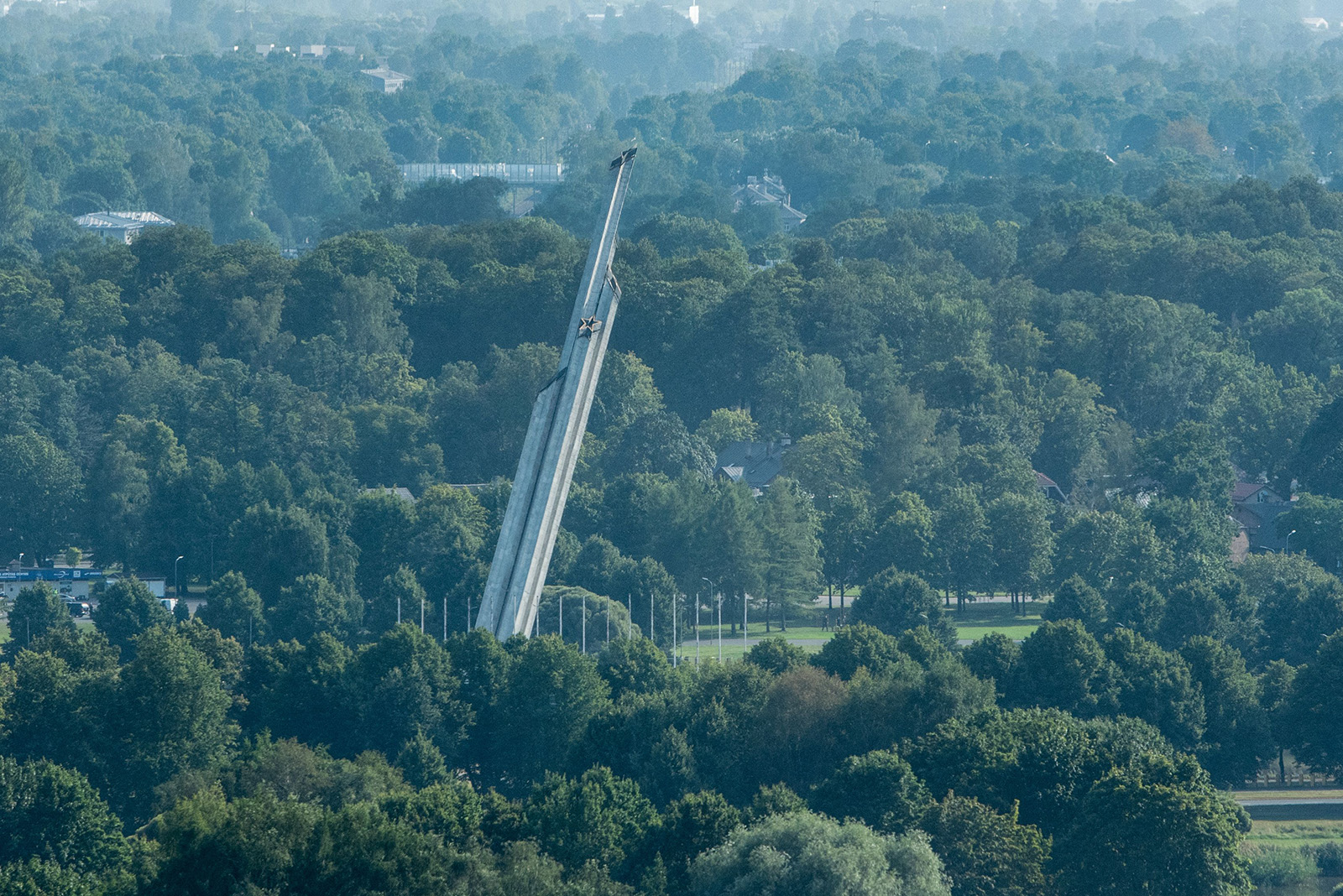 В Латвии снесли 260-метровый памятник советской эпохи