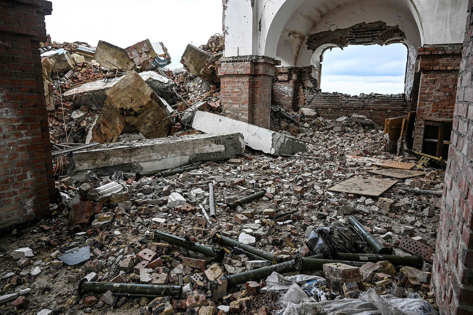 9 月 13 日、ドネツク地方のクラマトルスクにあるボホロディチネ村の教会内で、放棄された弾薬が見られる。