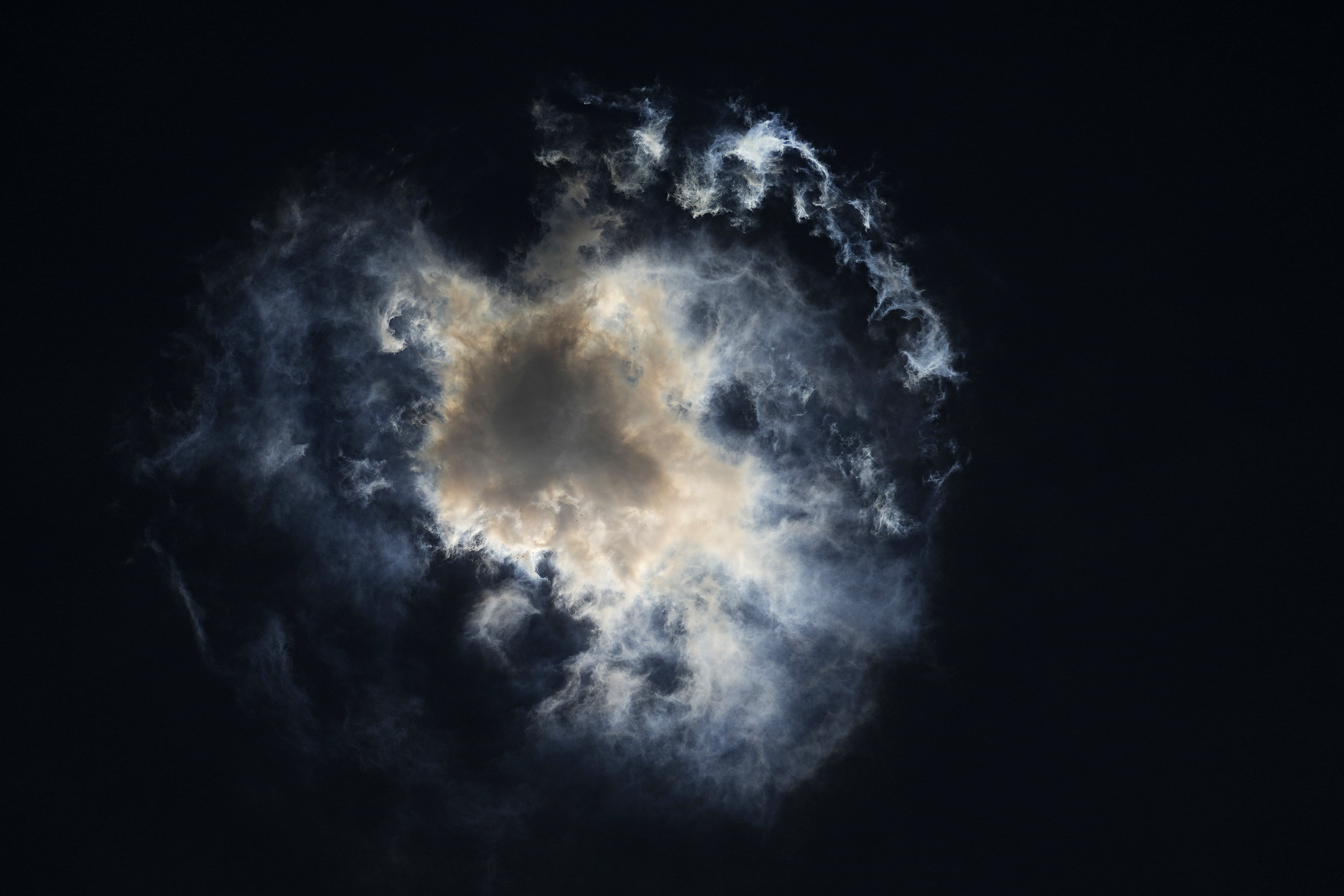 Eine Wolke bildet sich, wenn sich ein SpaceX-Raumschiff während eines Testflugs von Starbase in Boca Chica, Texas, am Samstag, dem 18. November, von seinem Booster trennt.