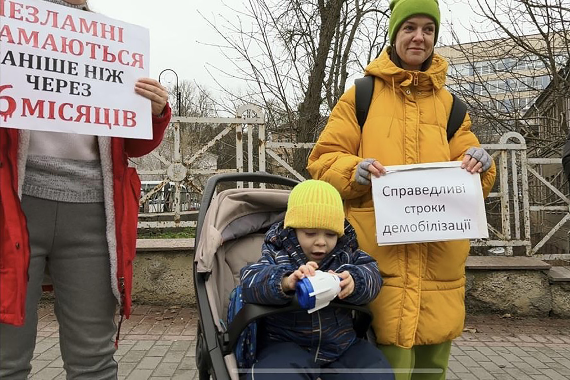 Antonina y su hijo Sasha, de 3 años, participan en una protesta en Kiev, Ucrania, pidiendo que la movilización de soldados tenga un límite de tiempo.