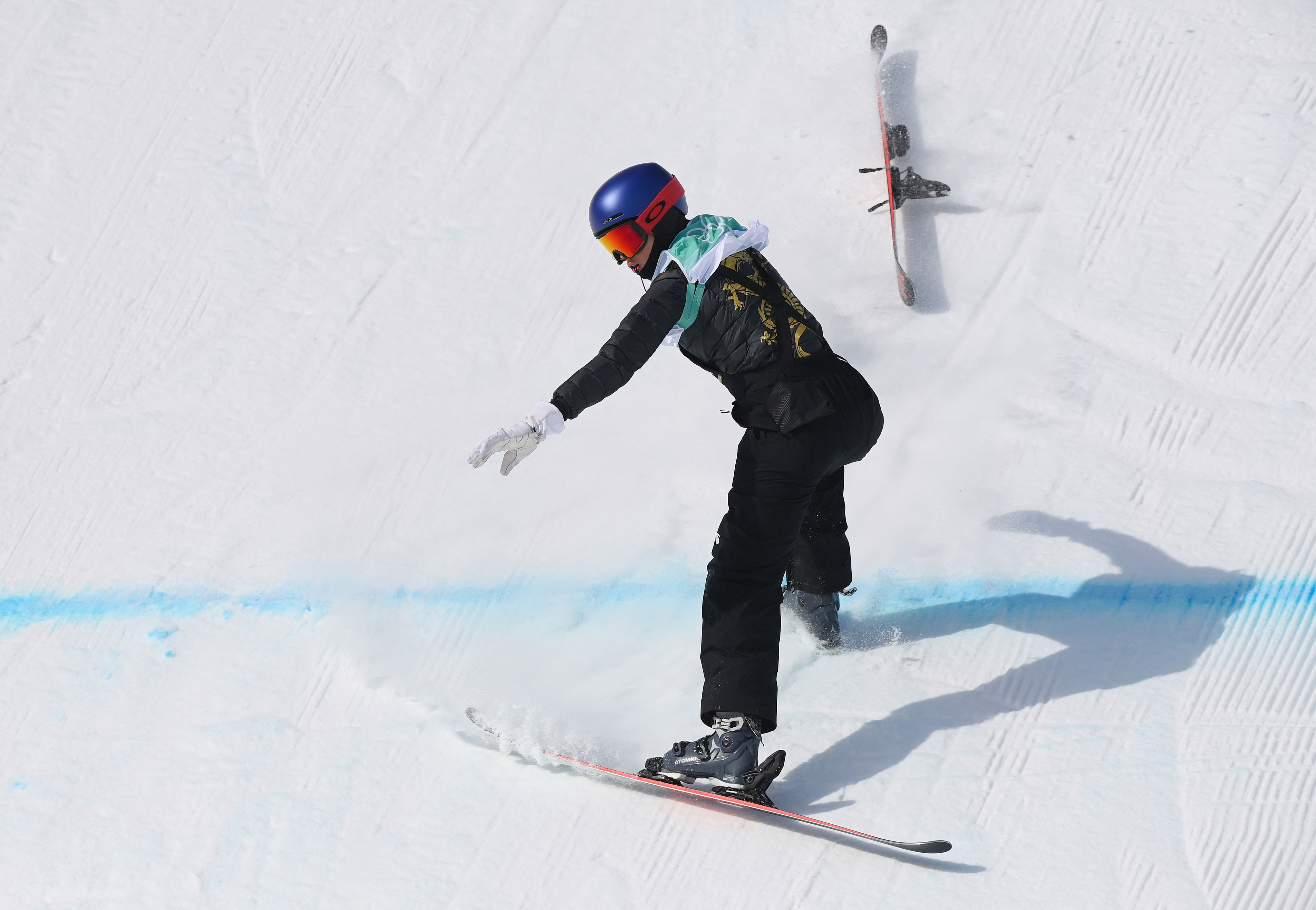 Eileen Gu of China loses her ski during the women's freestyle skiing Big Air qualification round on Monday. 