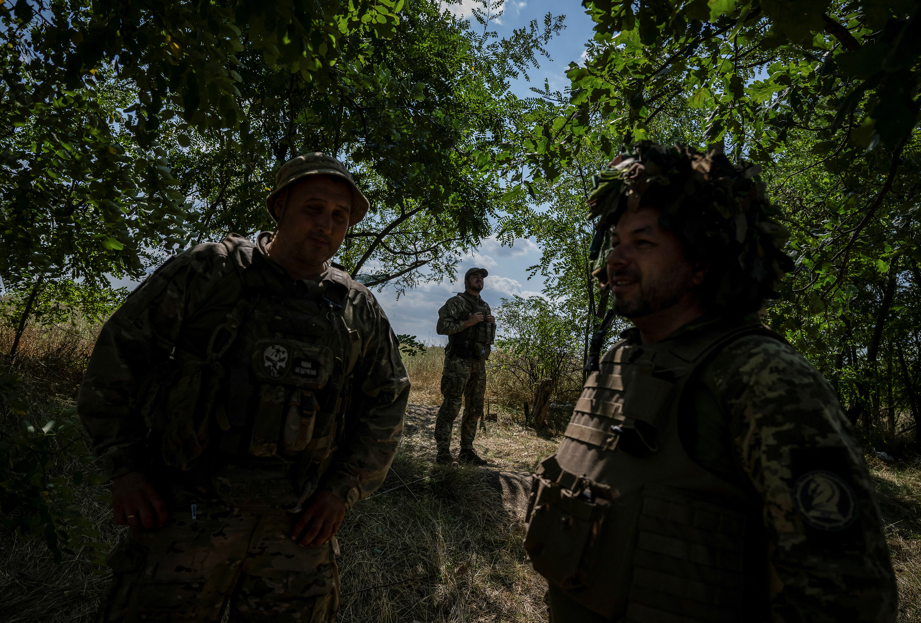 Se ven soldados ucranianos en sus posiciones en el frente cerca de la aldea de Robotyne en la región ucraniana de Zaporizhia el 25 de agosto.
