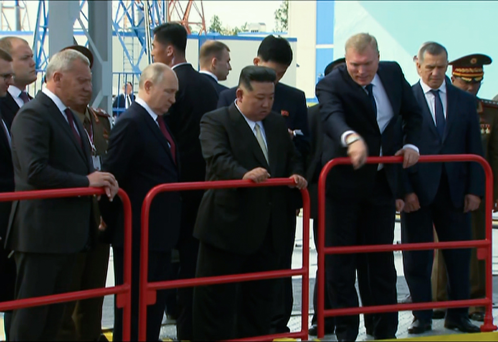 Kim Jong Un y Vladimir Putin inspeccionan el complejo de lanzamiento en el cosmódromo de Vostochny.