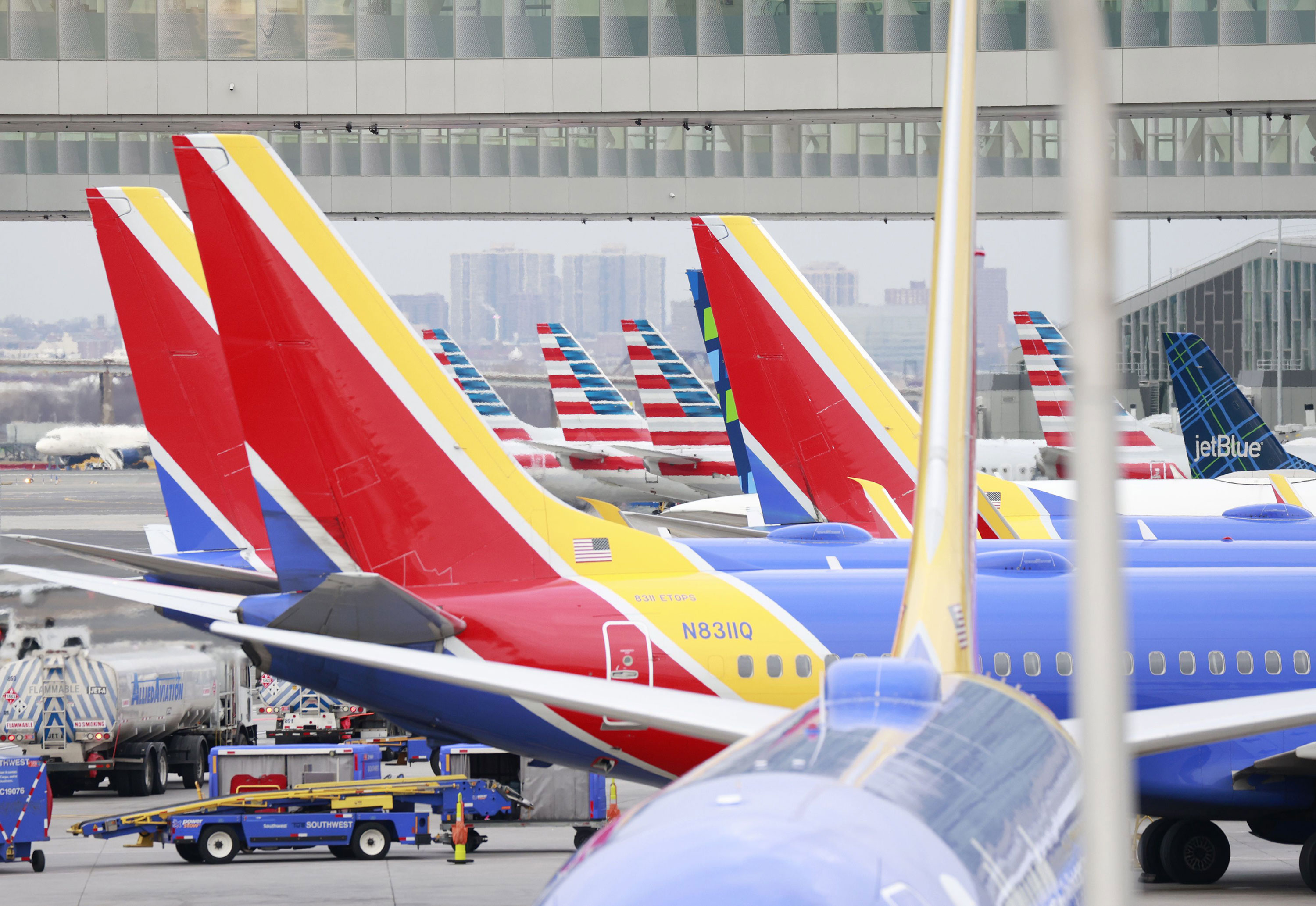 Les avions commencent à quitter les portes de l'aéroport LaGuardia de New York mercredi.