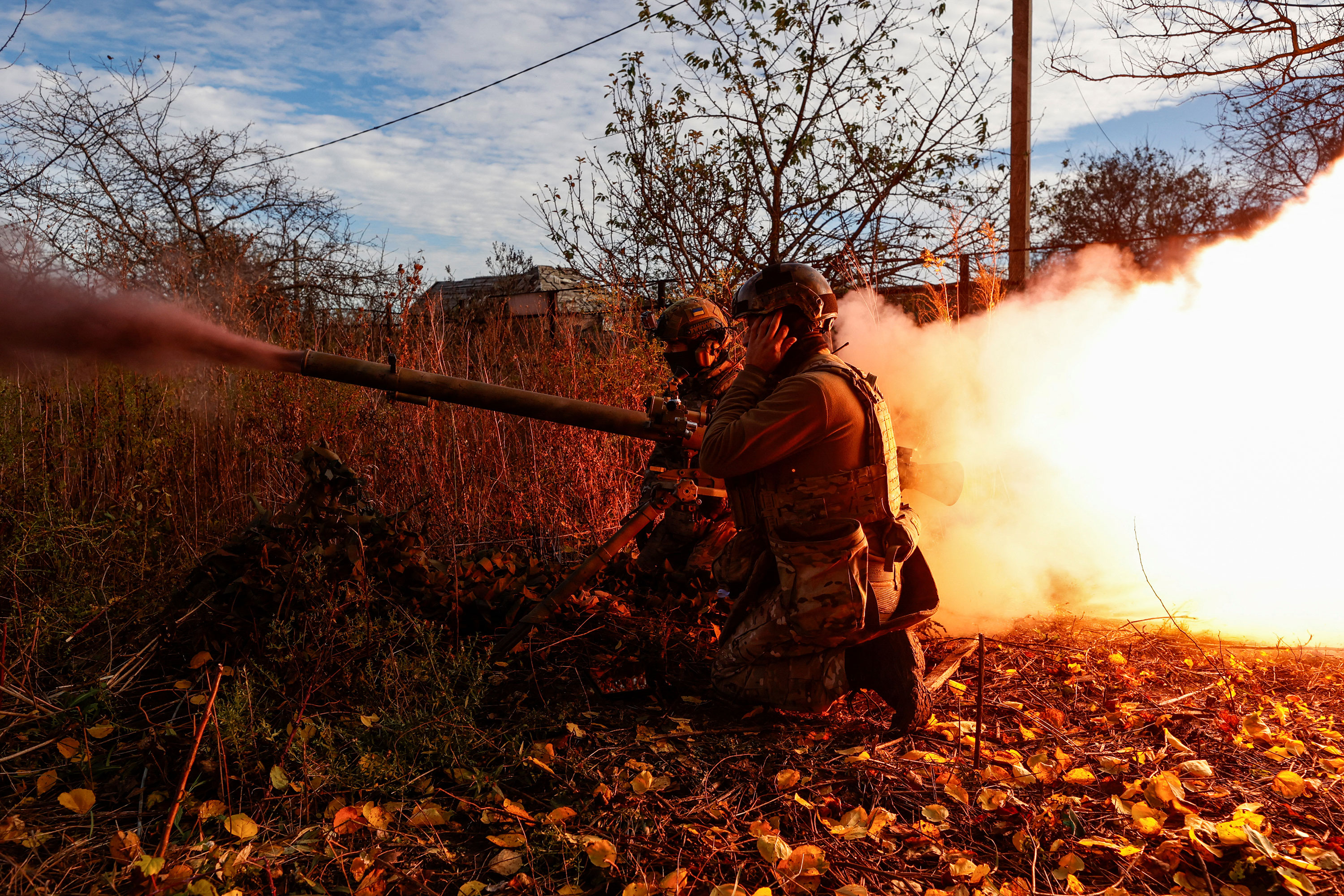 Los militares ucranianos disparan un lanzagranadas antitanque hacia las tropas rusas en Avdiivka el 8 de noviembre.
