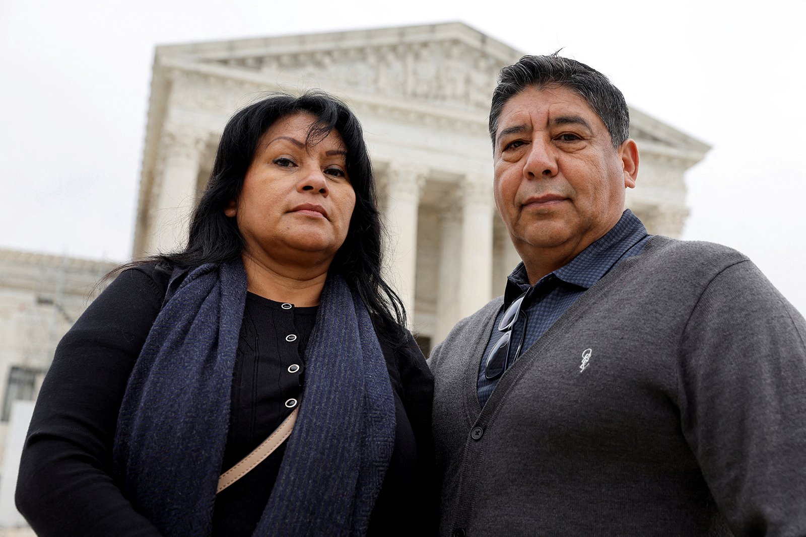 بياتريس غونزاليس وخوسيه هيرنانديز ، والدة نوهيمي غونزاليس وزوجها ، الذي قُتل بالرصاص في عام 2015 على أيدي متشددين إسلاميين في باريس ، شوهدوا خارج المحكمة العليا الأمريكية في واشنطن ، في 16 فبراير.