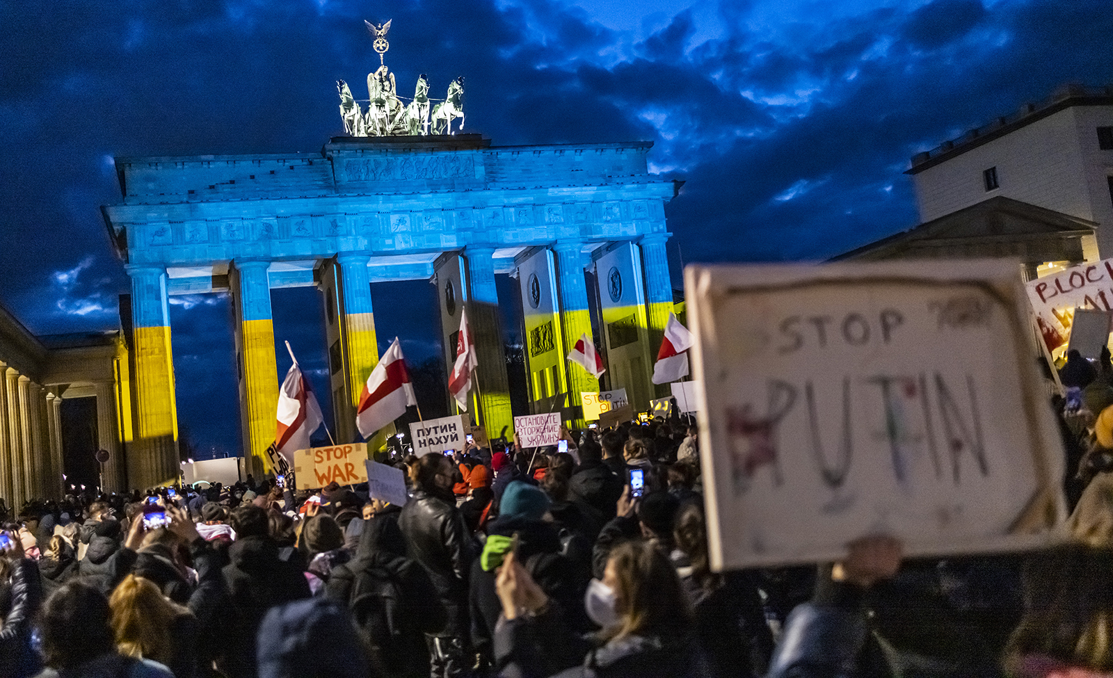 La gente protesta davanti alla Porta di Brandeburgo a Berlino il 24 febbraio contro l'occupazione russa dell'Ucraina. 