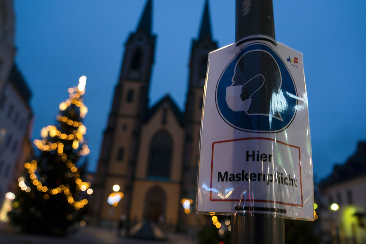 A sign reminding people that masks are required in Hof, Bavaria is seen in front of the St. Marien church on December 10.