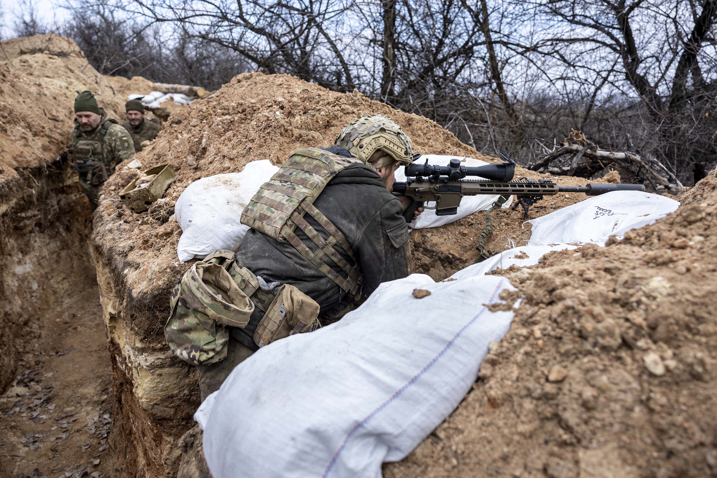 Penembak jitu Ukraina melihat ke arah posisi Rusia dari parit garis depan di luar Bakhmut, Ukraina, pada 5 Maret. 