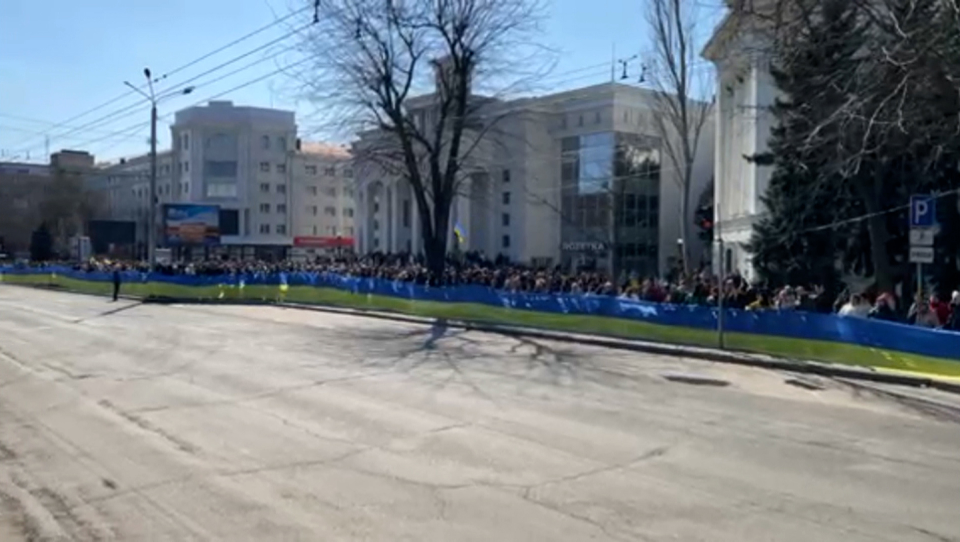 Penduduk Kherson muncul dalam jumlah besar pada hari Minggu, 13 Maret, dalam protes terbesar yang pernah terjadi di kota itu sejak awal invasi dan kejatuhannya di bawah pendudukan Rusia. 