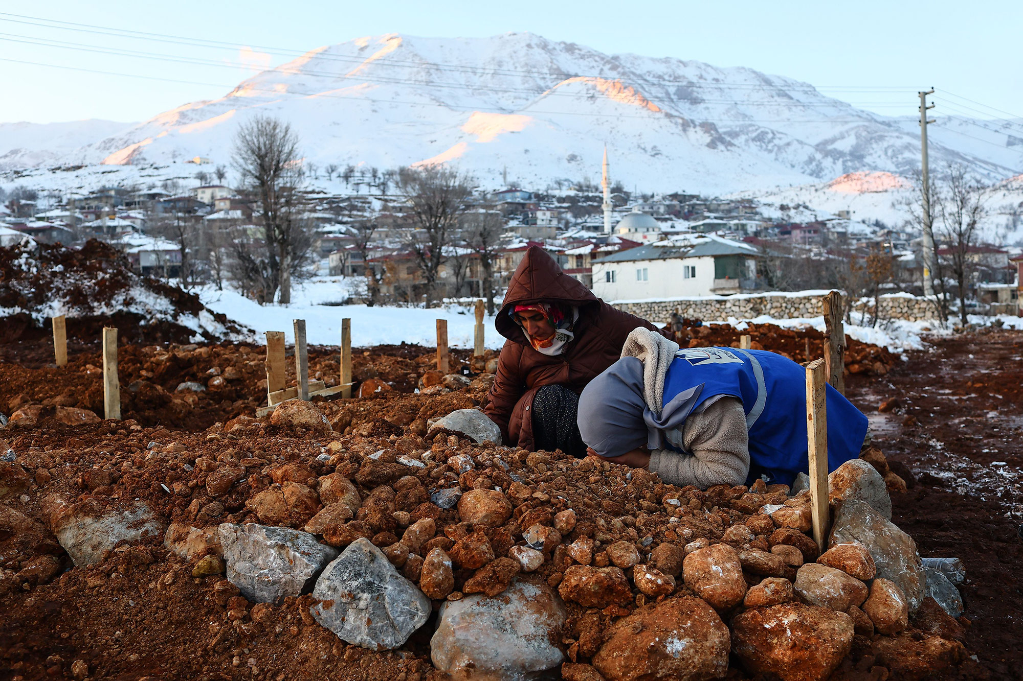 People mourn their relatives at a mass grave in Kahramanmaras, Turkey, on February 10. 
