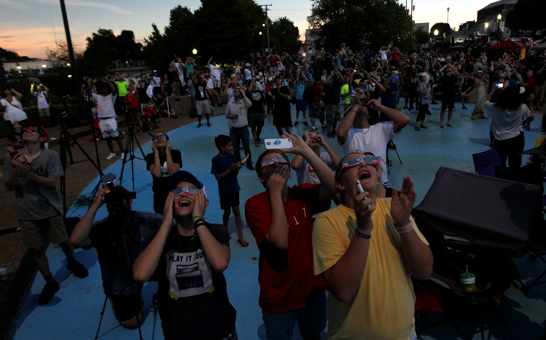 Mensen kijken naar de zonsverduistering in Hopkinsville, Kentucky, op 21 augustus 2017. 